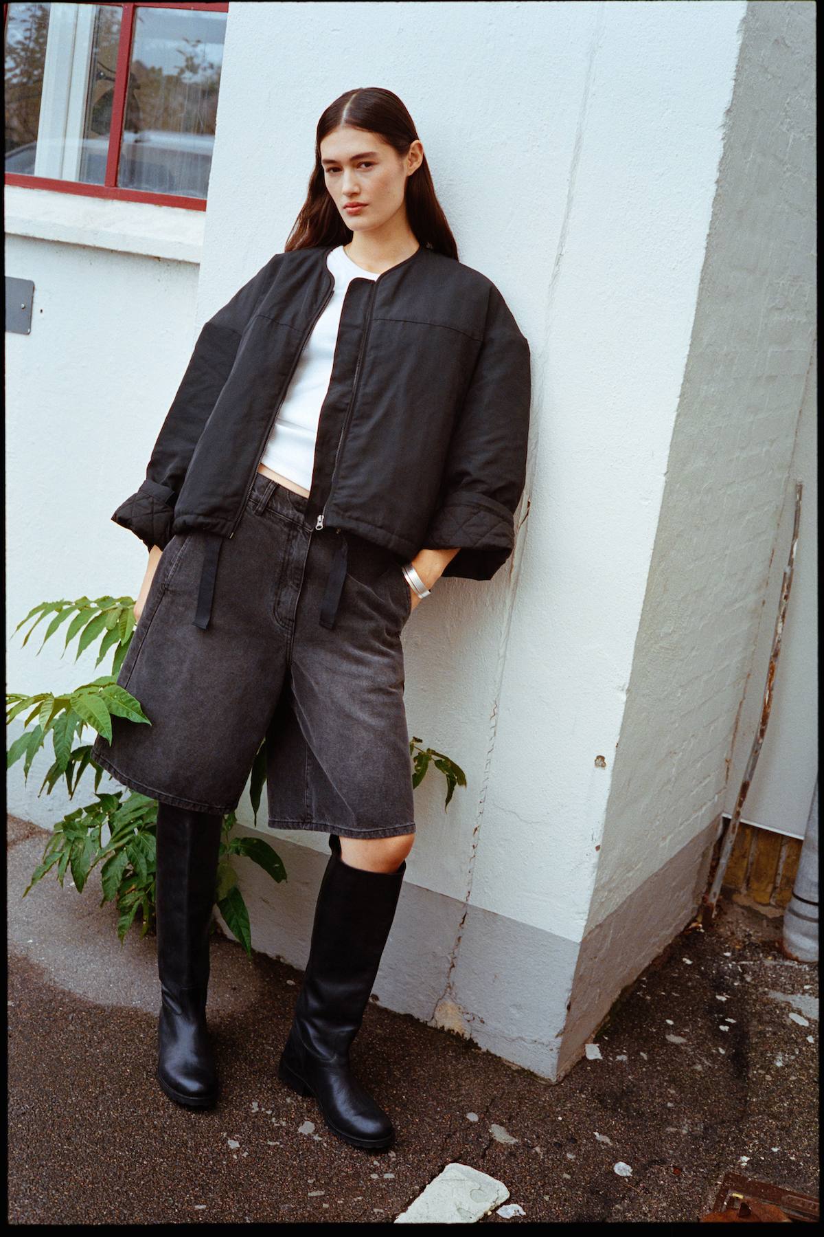 Raha - Denim black wide shorts I Washed black denim 6 - Rabens Saloner - DK