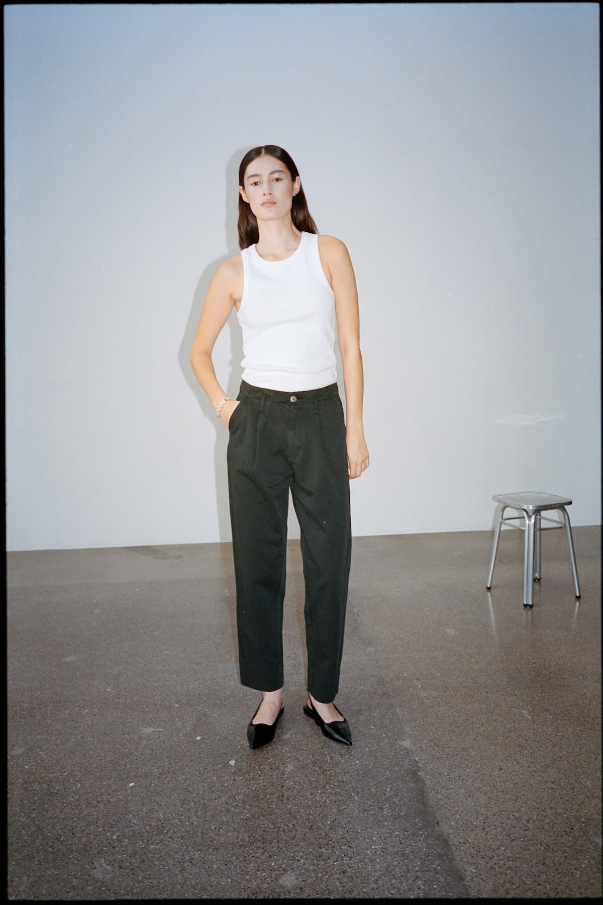 Raina - Canvas light pleat pant I Faded Black 2 - Rabens Saloner - DK