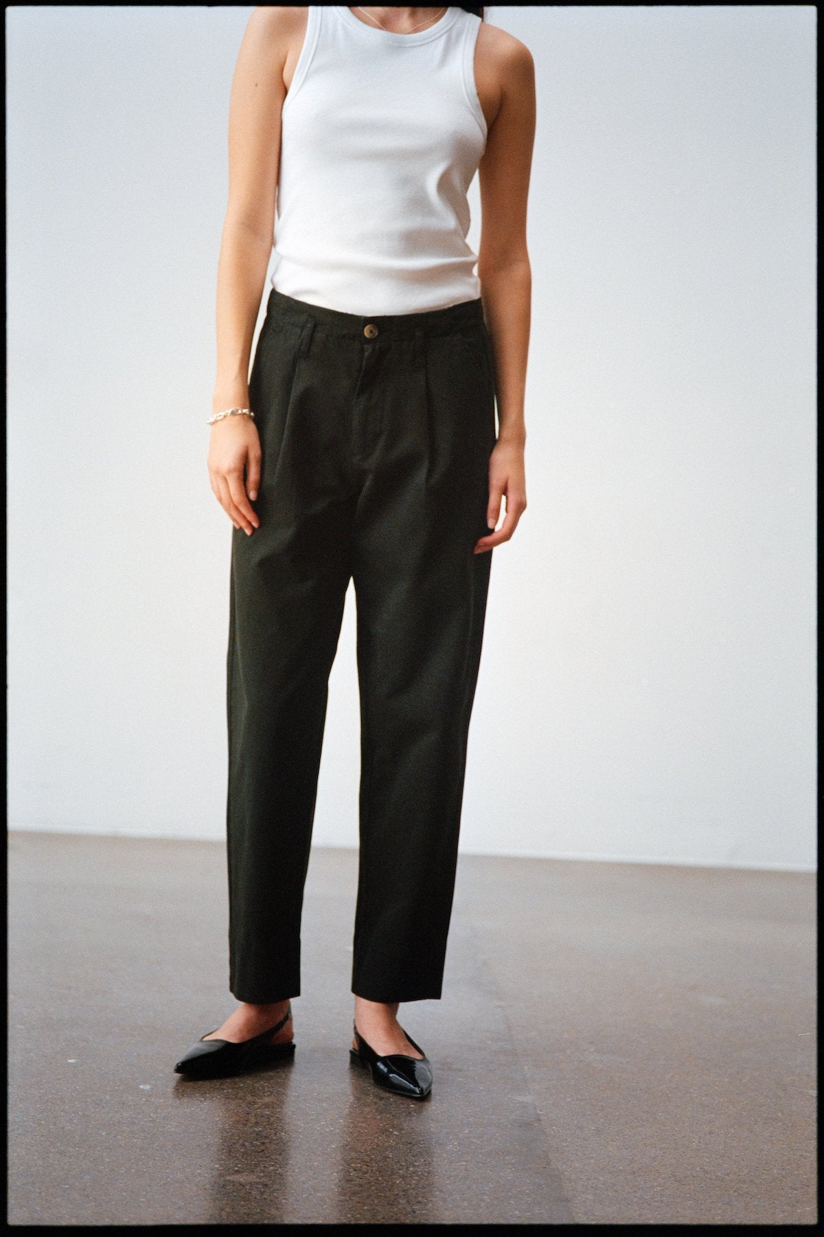 Raina - Canvas light pleat pant I Faded Black 2 - Rabens Saloner - DK