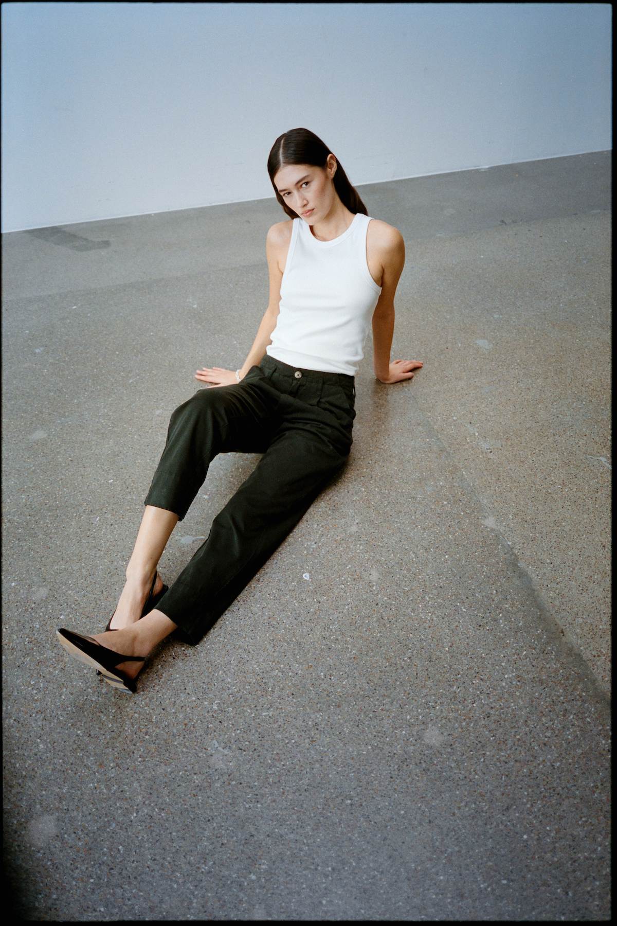 Raina - Canvas light pleat pant I Faded Black 5 - Rabens Saloner - DK