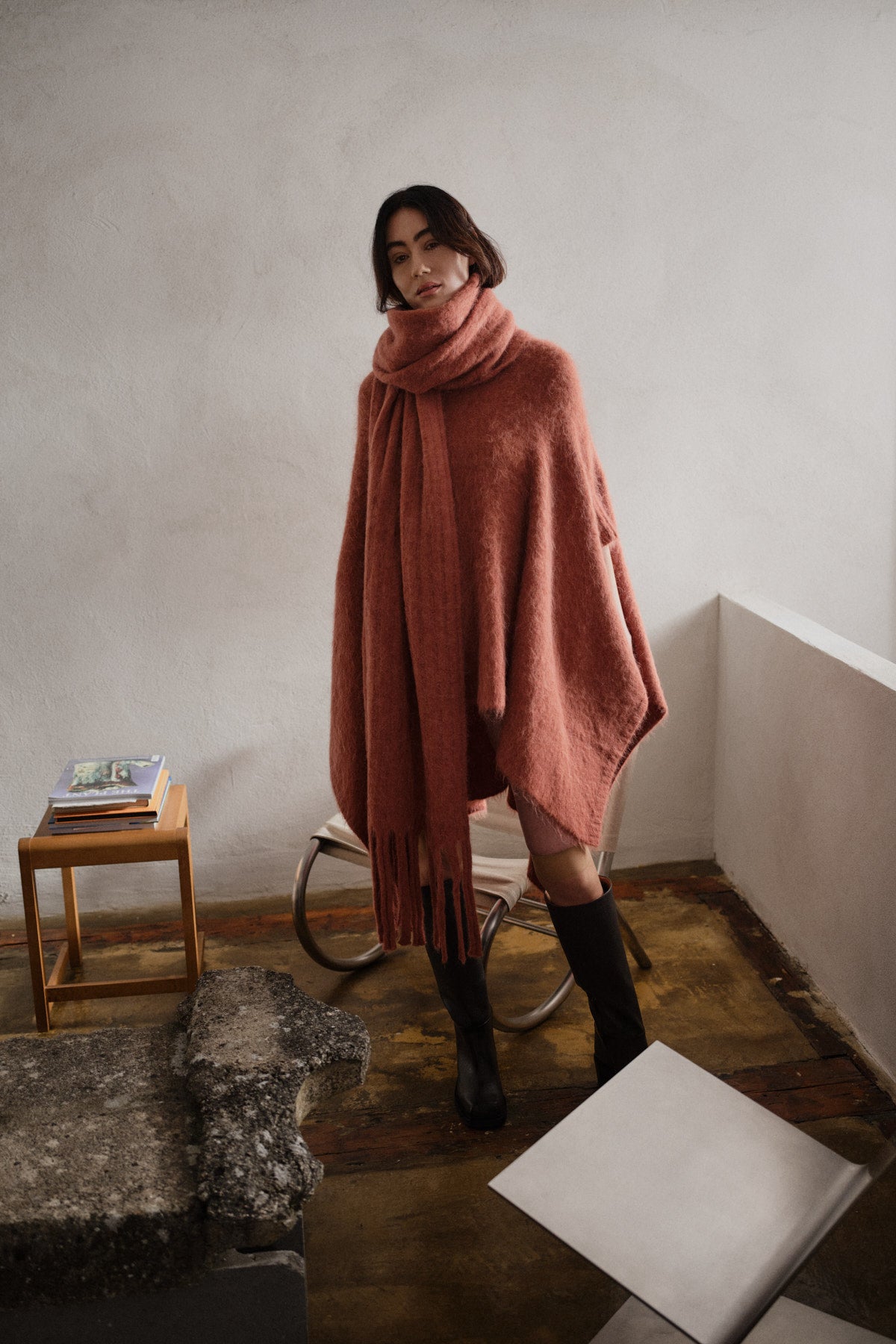 Dede - Fluffy knit poncho I Redwood 8 - Rabens Saloner - DK