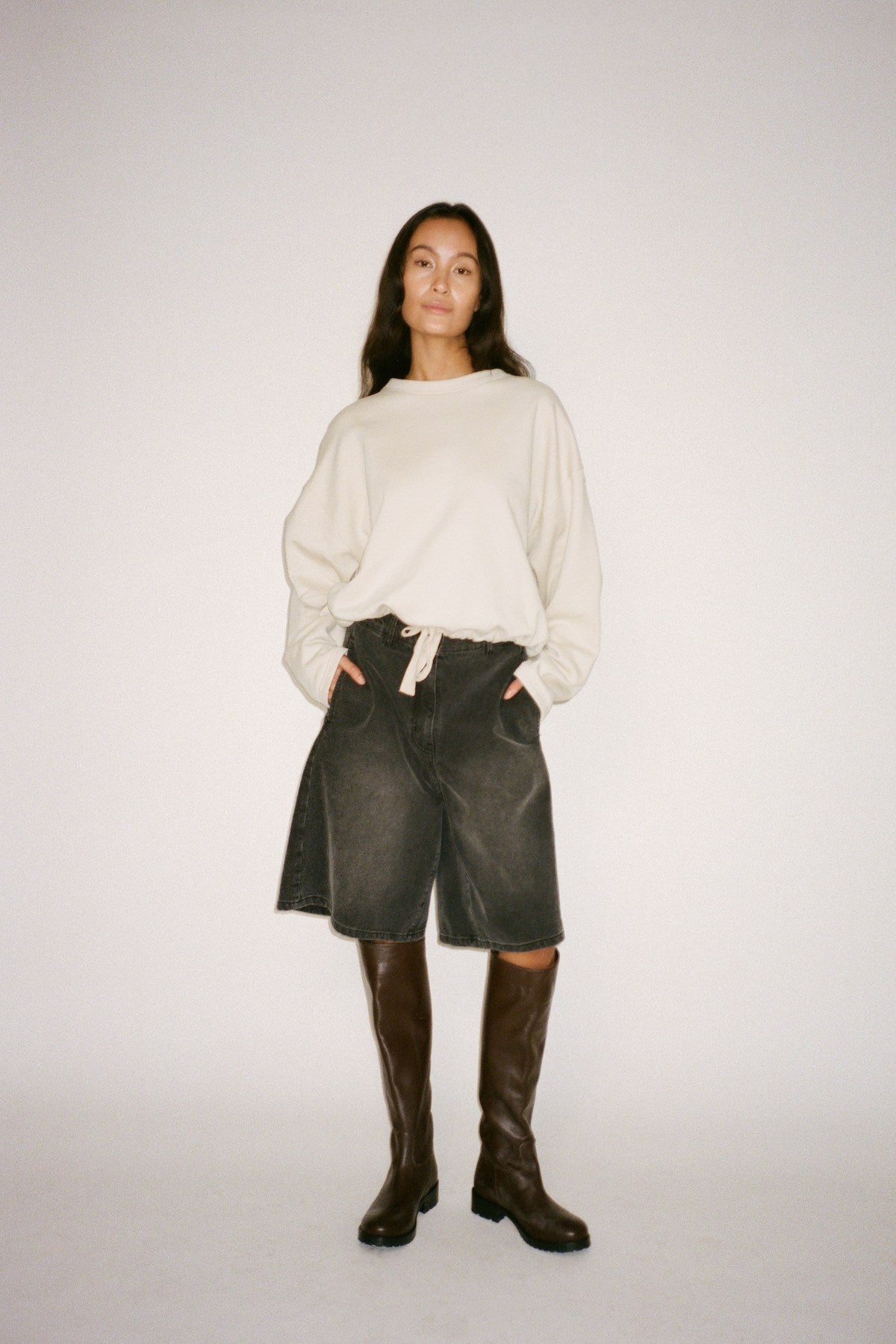 Raha - Denim black wide shorts I Washed black denim 6 - Rabens Saloner - DK