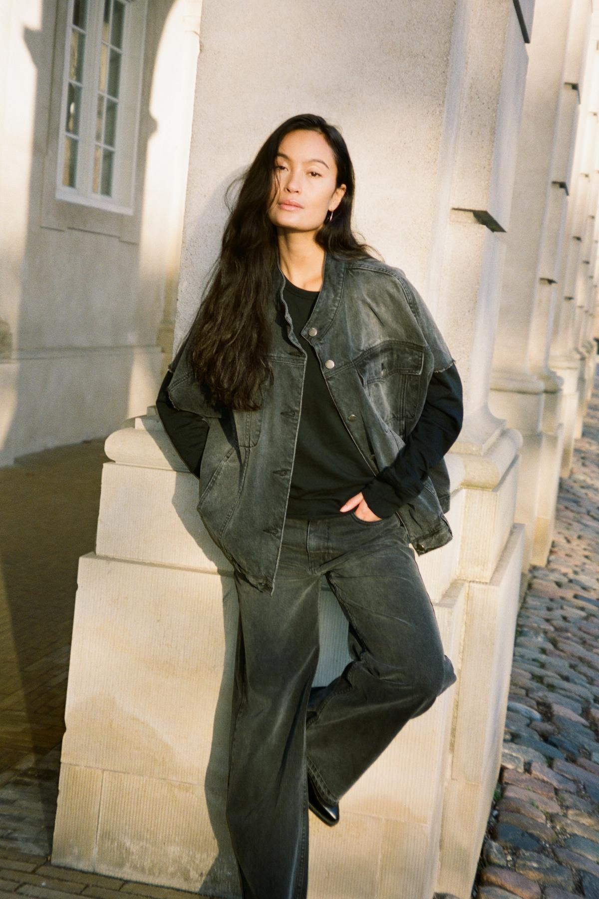 Mir - Denim vest jacket I Washed black denim 4 - Rabens Saloner - DK