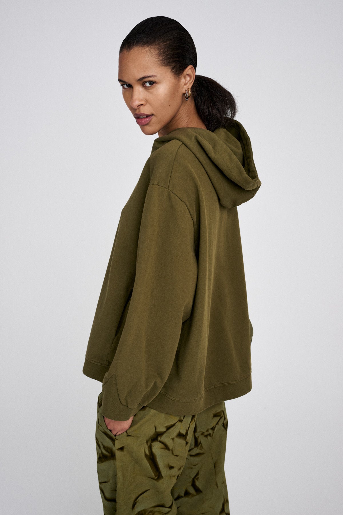 Sweatshirt - Nasima I Dark Olive 3 - Rabens Saloner - DK