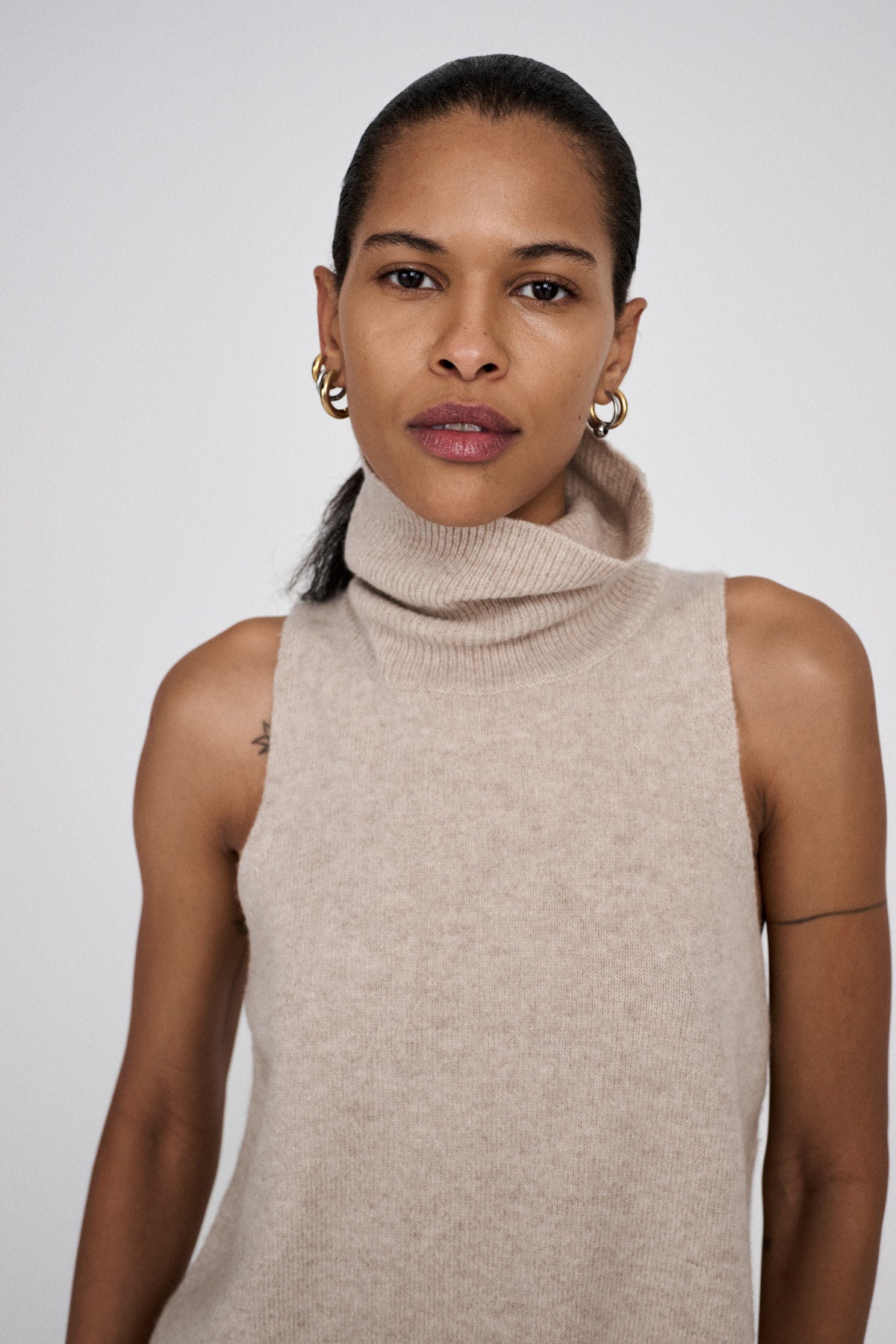 Diara - Pure wool funnel halter top I Oatmeal 2 - Rabens Saloner - DK