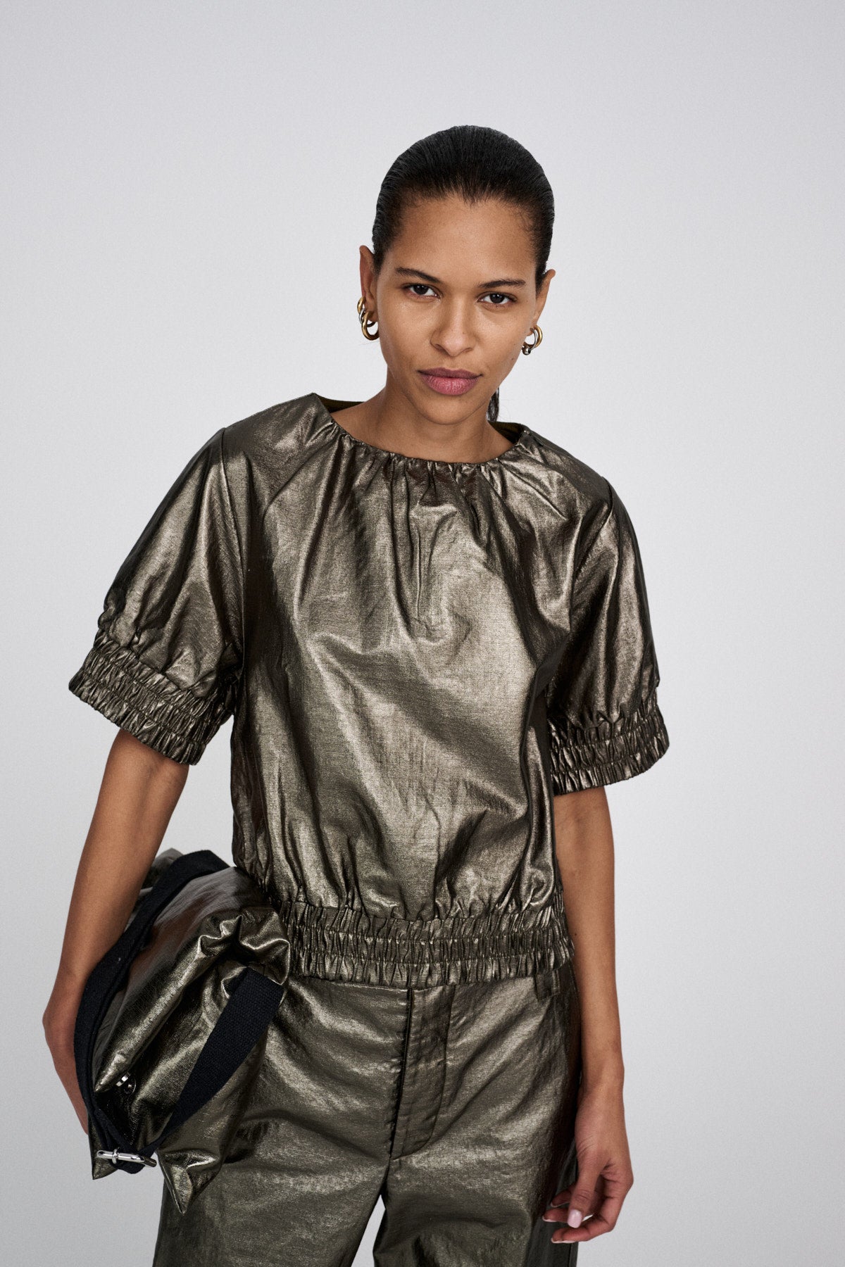 Pallavi - Foiled ripstop clutch I Metallic olive 5 - Rabens Saloner - DK