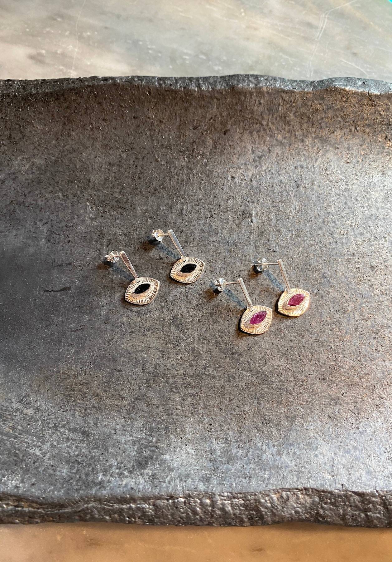 Nafsu - Silver Earstick w/ Eye Pendant I Ruby 5 - Rabens Saloner - DK