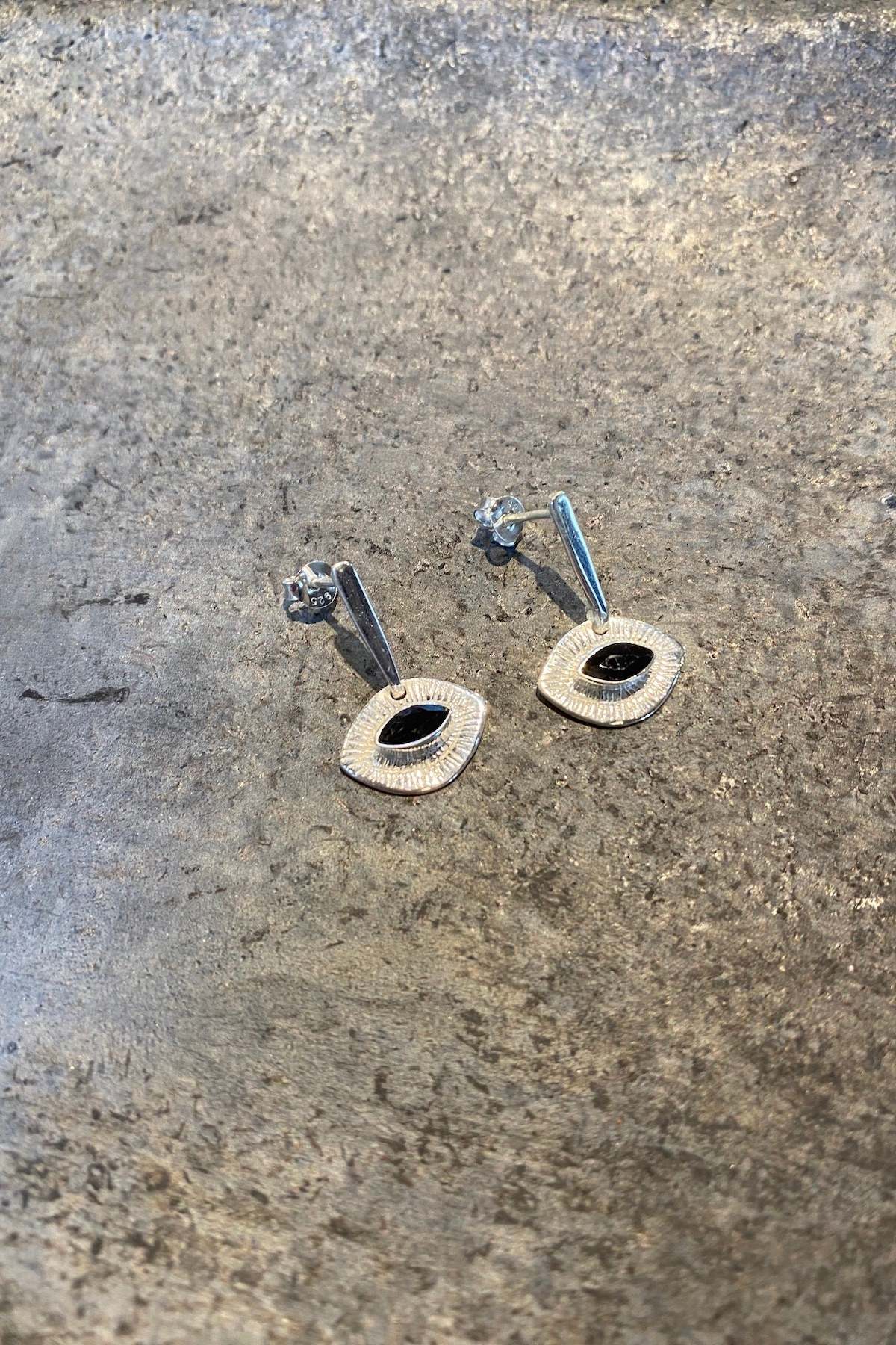 Nafsu - Silver earstick w/eye pendant I Sapphire 3 - Rabens Saloner - DK