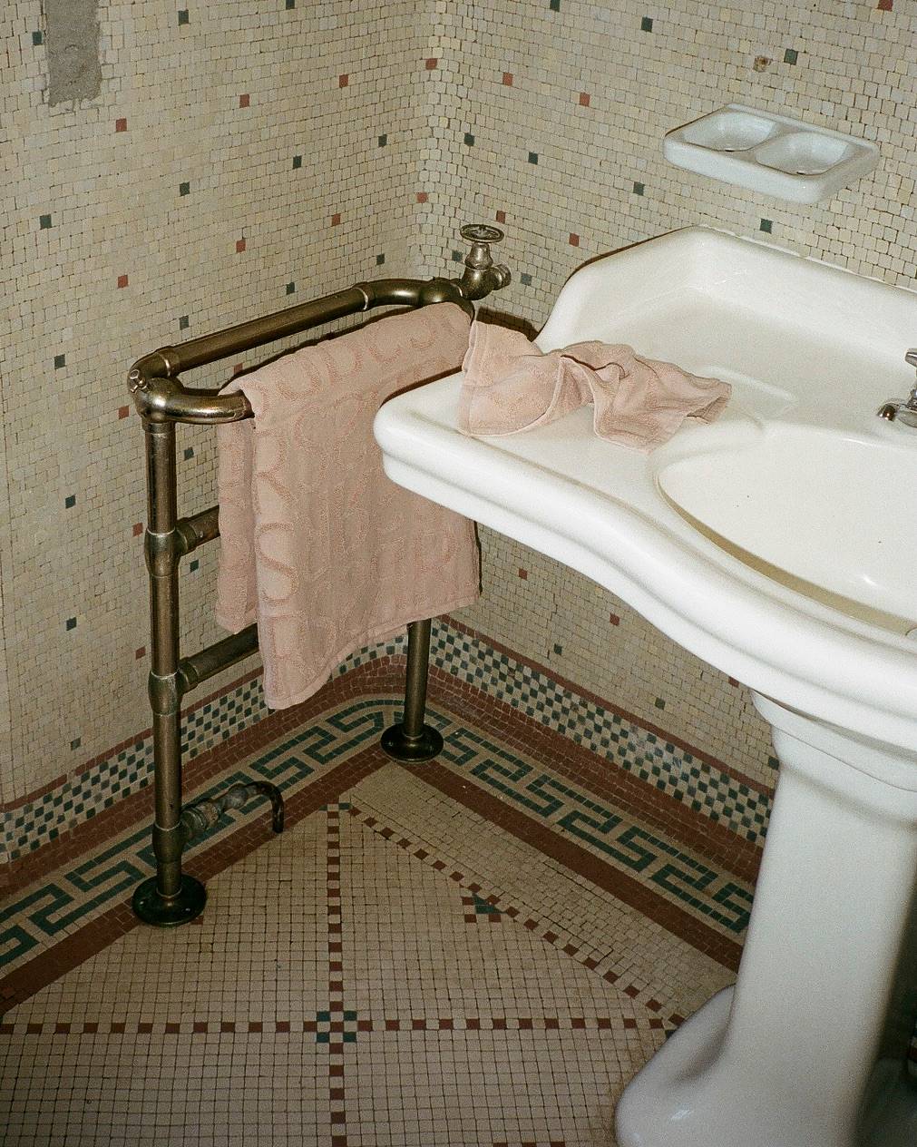 Monogram hand towel - Hand towel 50x80 cm I Rose 1 - Rabens Saloner - DK