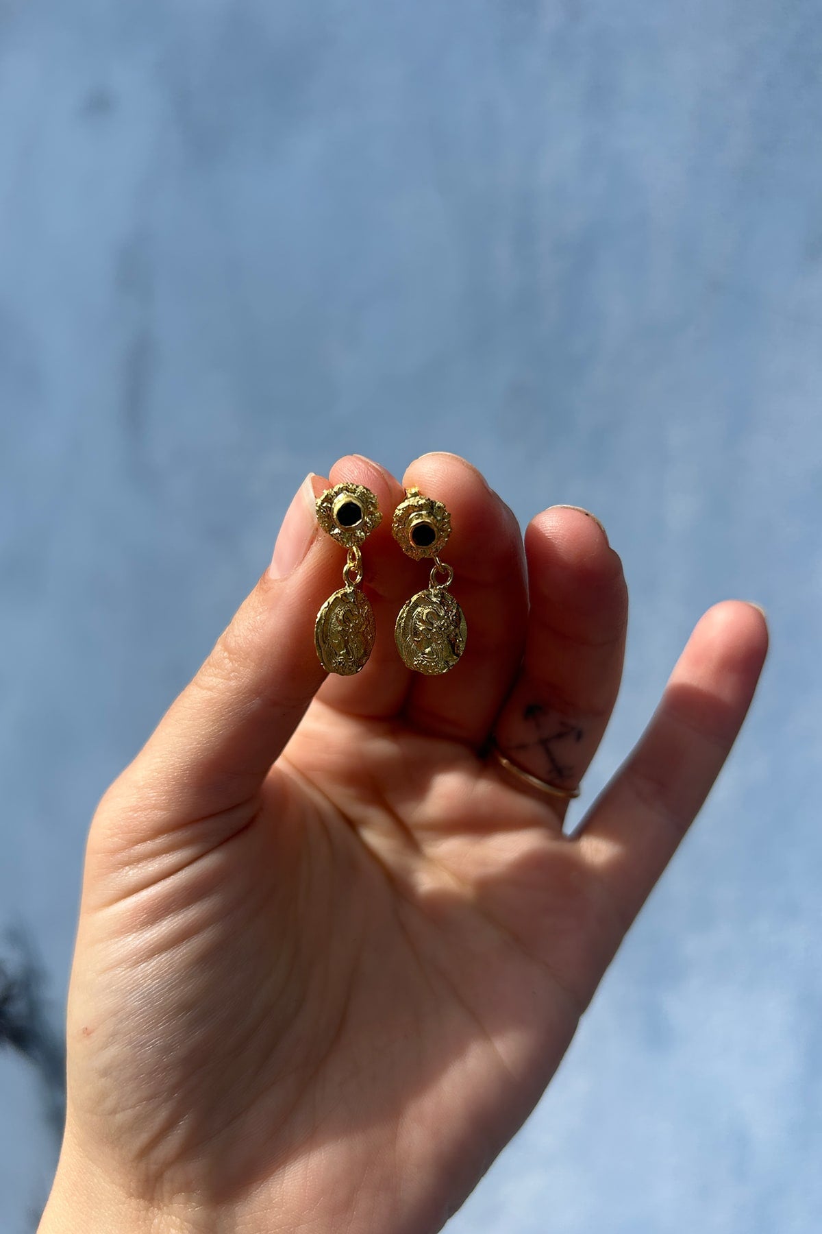 Coin Earring - Nafsu I Gold w/ Green Stone 3 - Rabens Saloner - DK