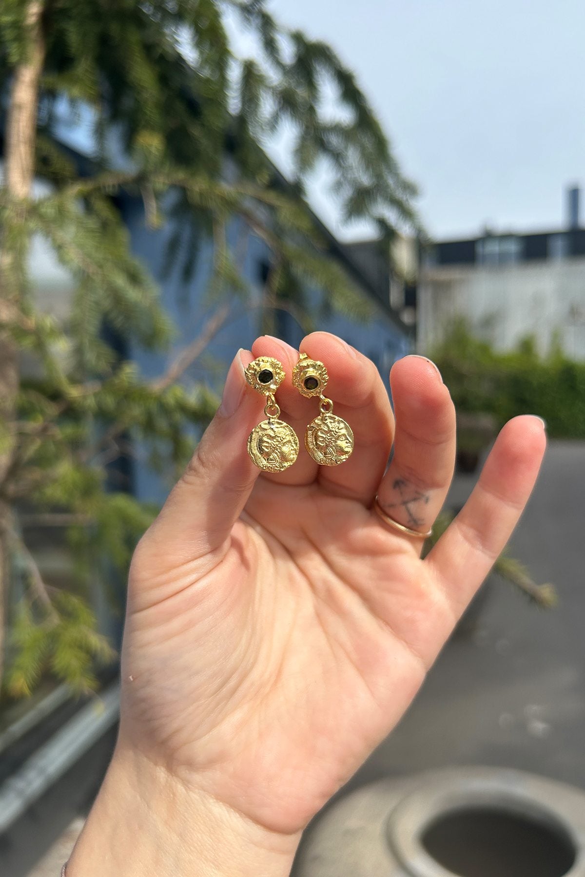 Coin Earring - Nafsu I Gold w/ Green Stone 4 - Rabens Saloner - DK