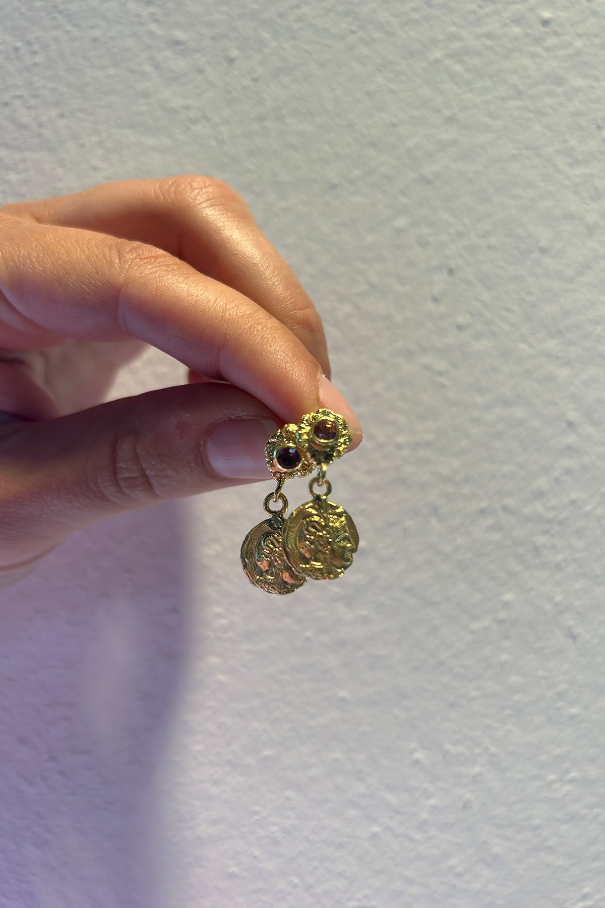 Coin Earring - Nafsu I Gold w/ Purple Stone 5 - Rabens Saloner - DK