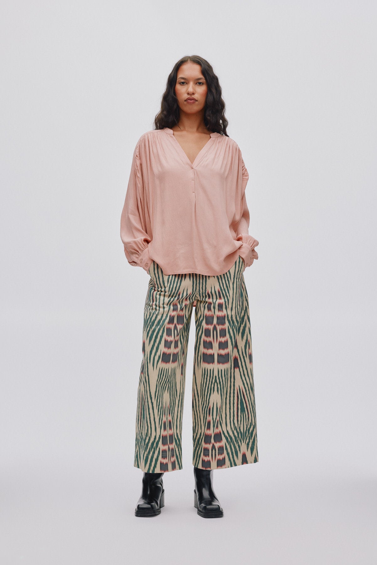 Amari - Ikat combat crop pants I Forest pink sand