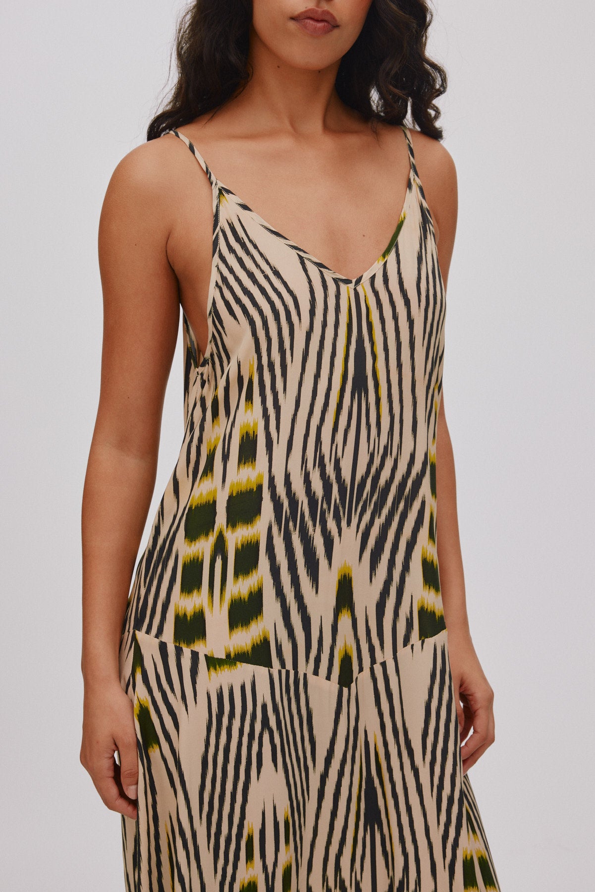 Annebeth - Ikat V-dress I Citrus black dark beige 5 - Rabens Saloner - DK