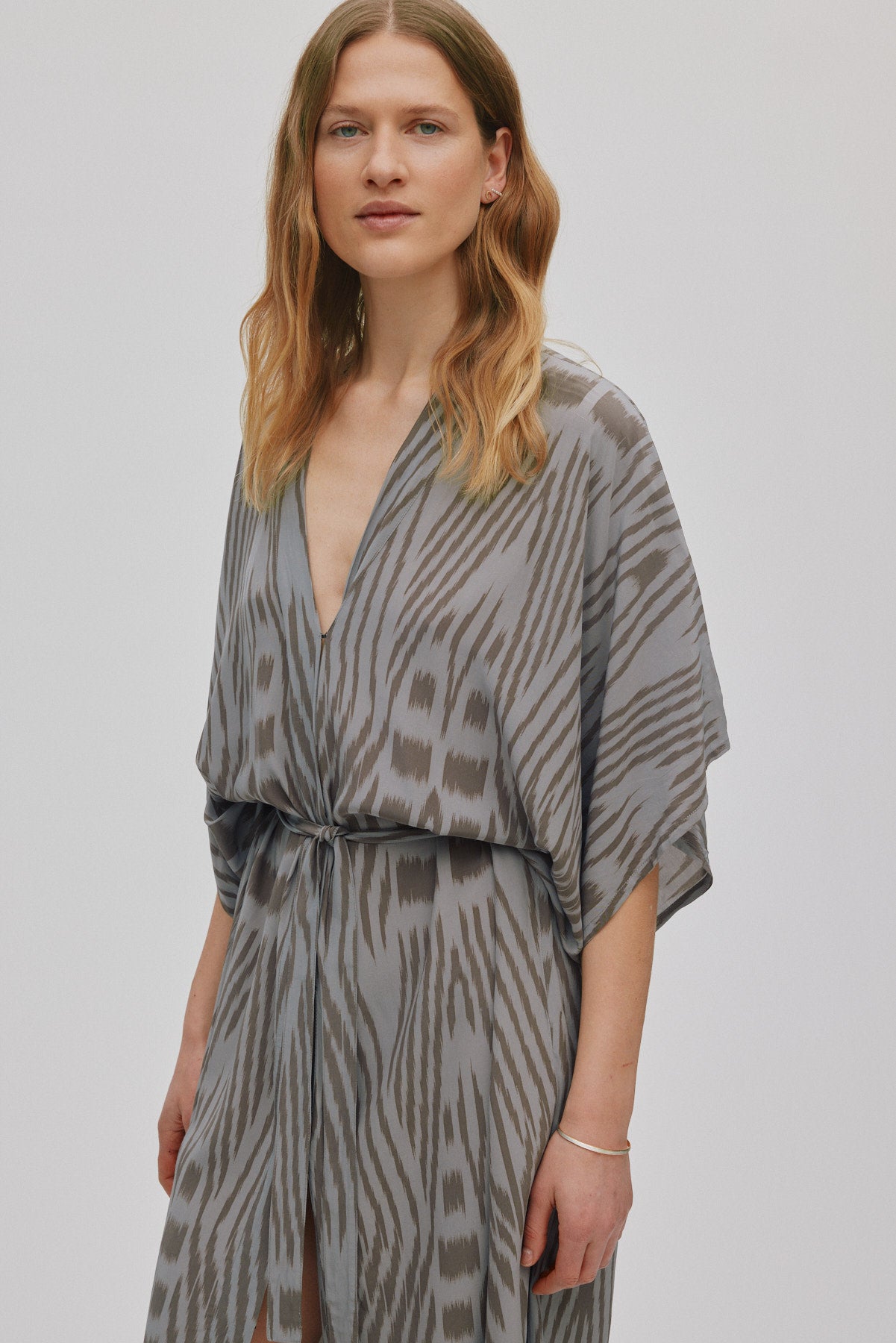 Alesandra - Ombre ikat kimono dress I Asphalt combo 4 - Rabens Saloner - DK