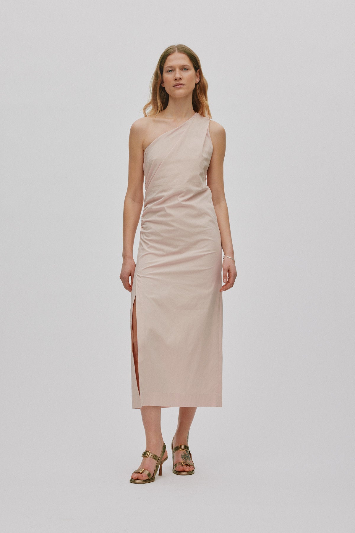 Aryana - Papery one shoulder long dress I Powder 1 - Rabens Saloner - DK