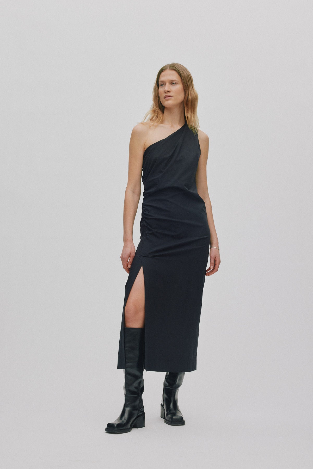 Aryana - Papery one shoulder long dress I Black 2 - Rabens Saloner - DK