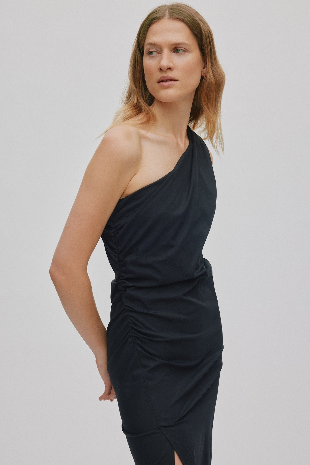 Aryana - Papery one shoulder long dress I Black 3 - Rabens Saloner - DK