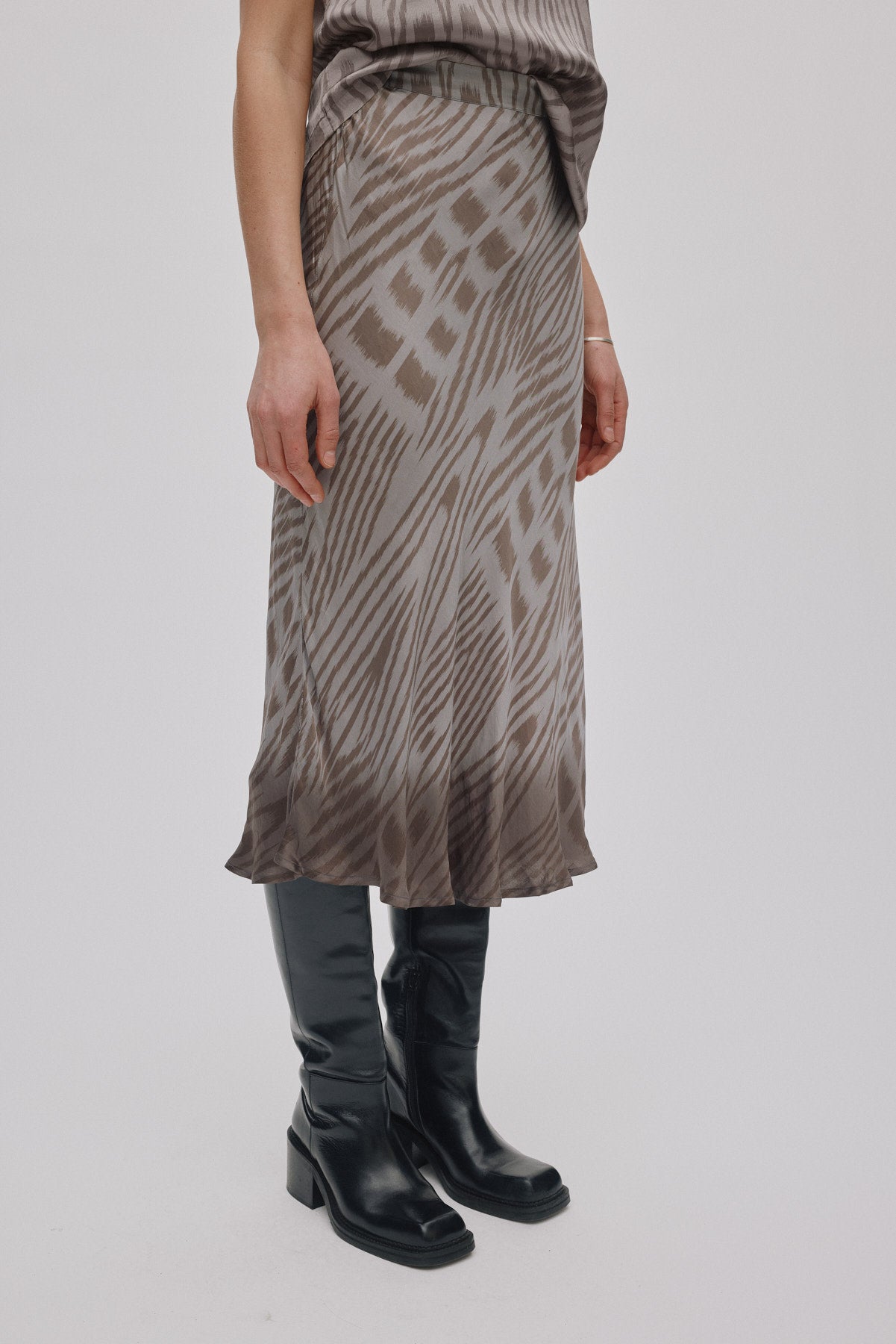 Elmi - Ombre ikat crop bias skirt I Asphalt combo 2 - Rabens Saloner - DK