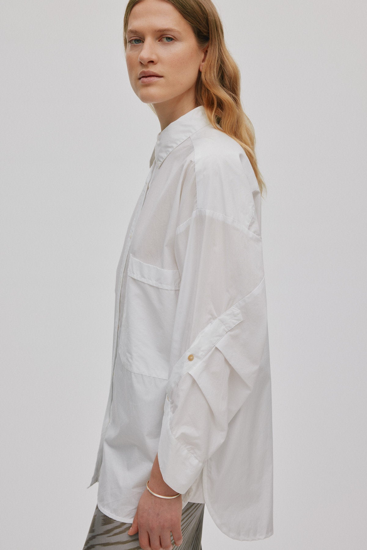 Susan - Poplin twist cuff OS shirt I White 2 - Rabens Saloner - DK