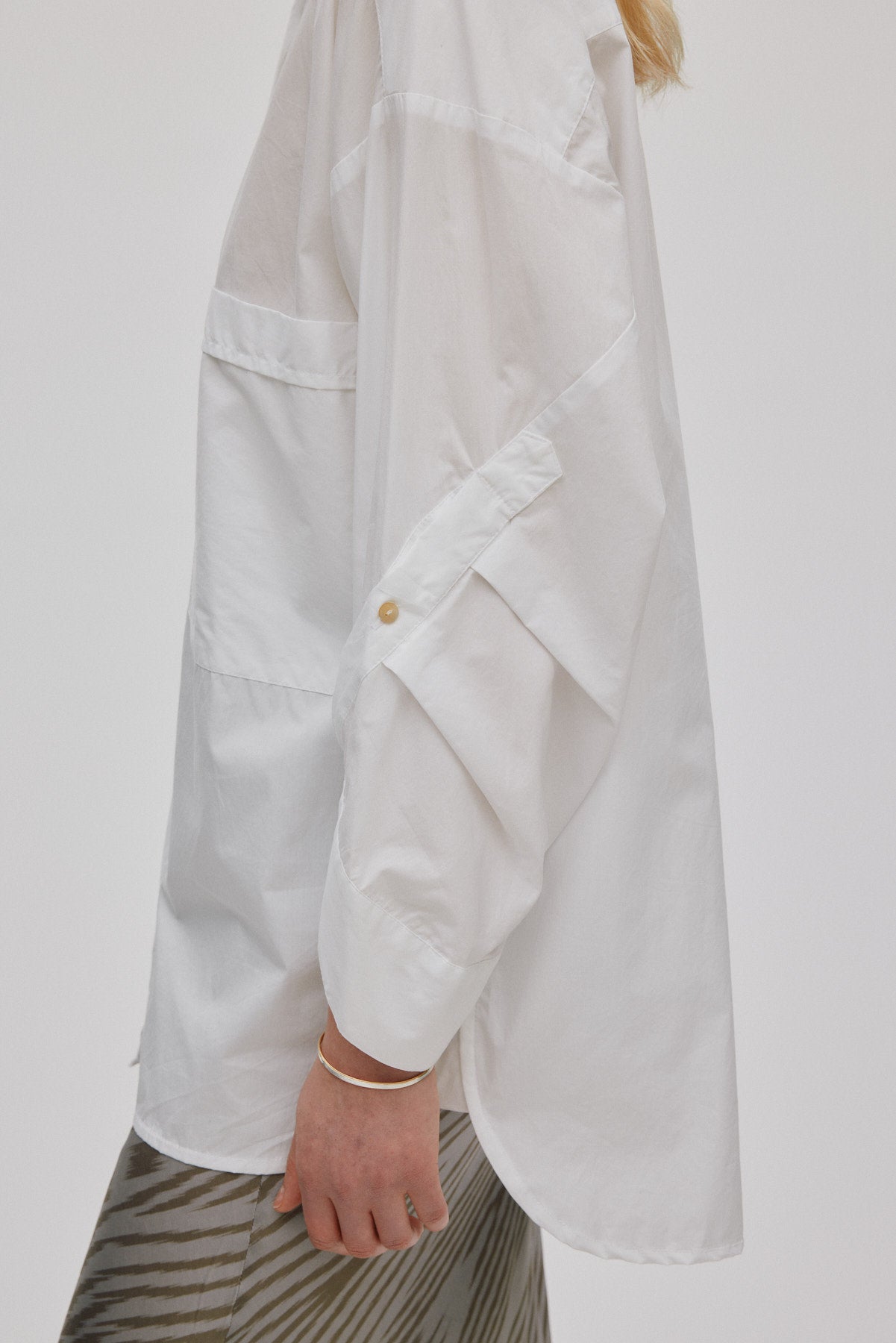 Susan - Poplin twist cuff OS shirt I White 4 - Rabens Saloner - DK