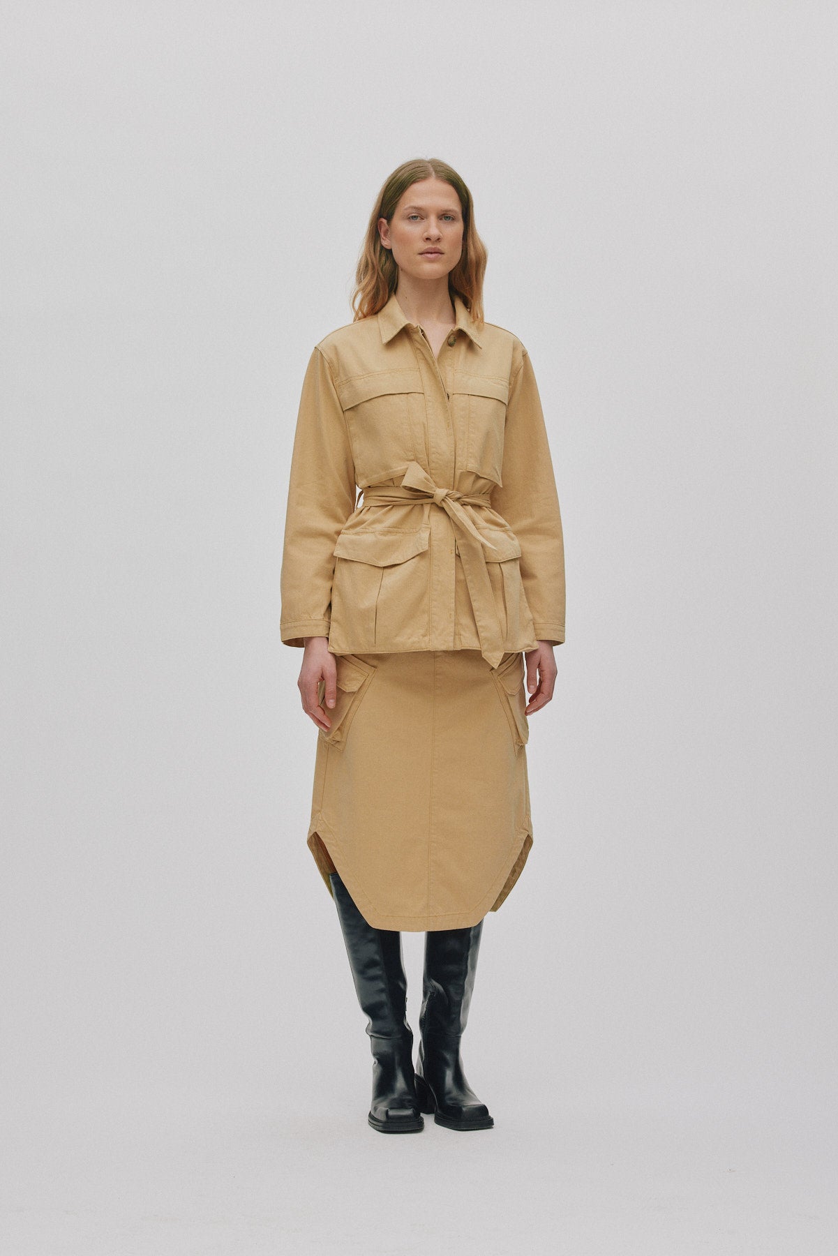 Sienna - Texture canvas belted jacket I Sand 3 - Rabens Saloner - DK
