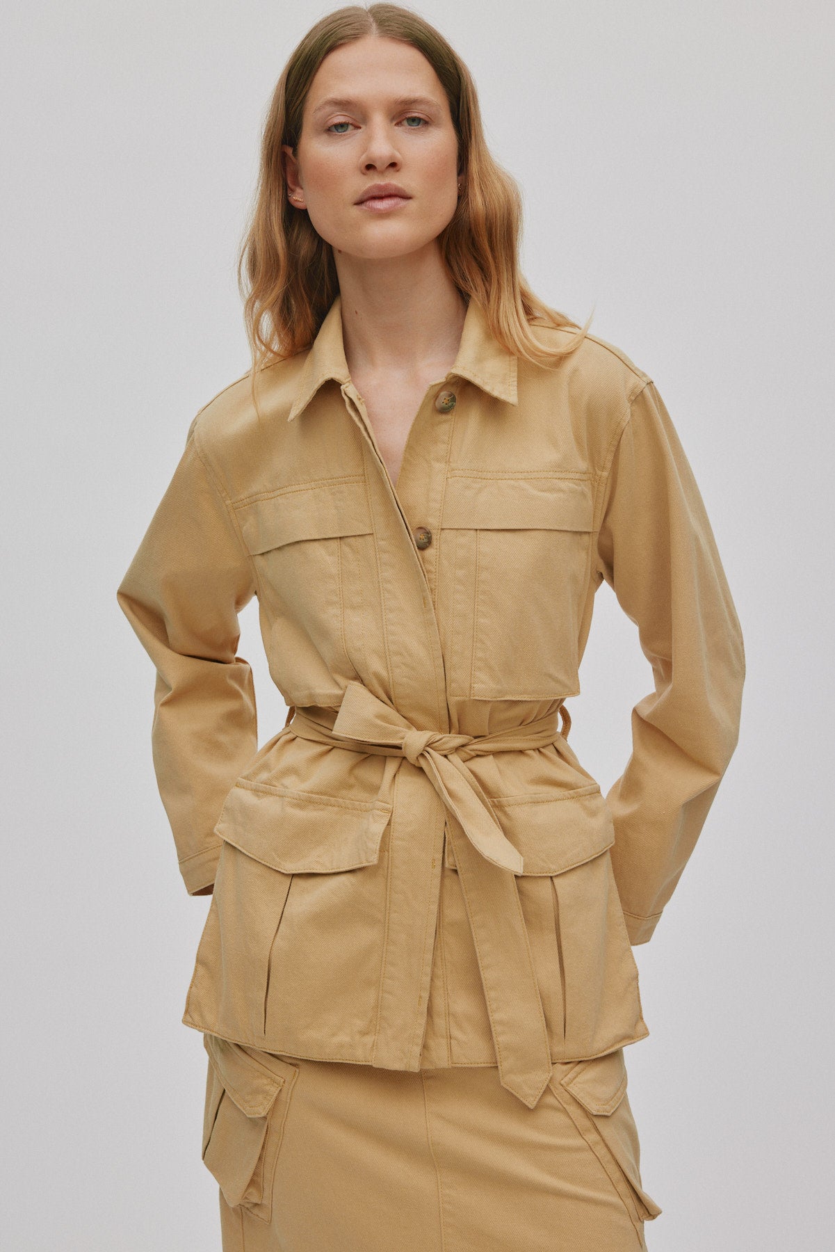 Sienna - Texture canvas belted jacket I Sand 1 - Rabens Saloner - DK