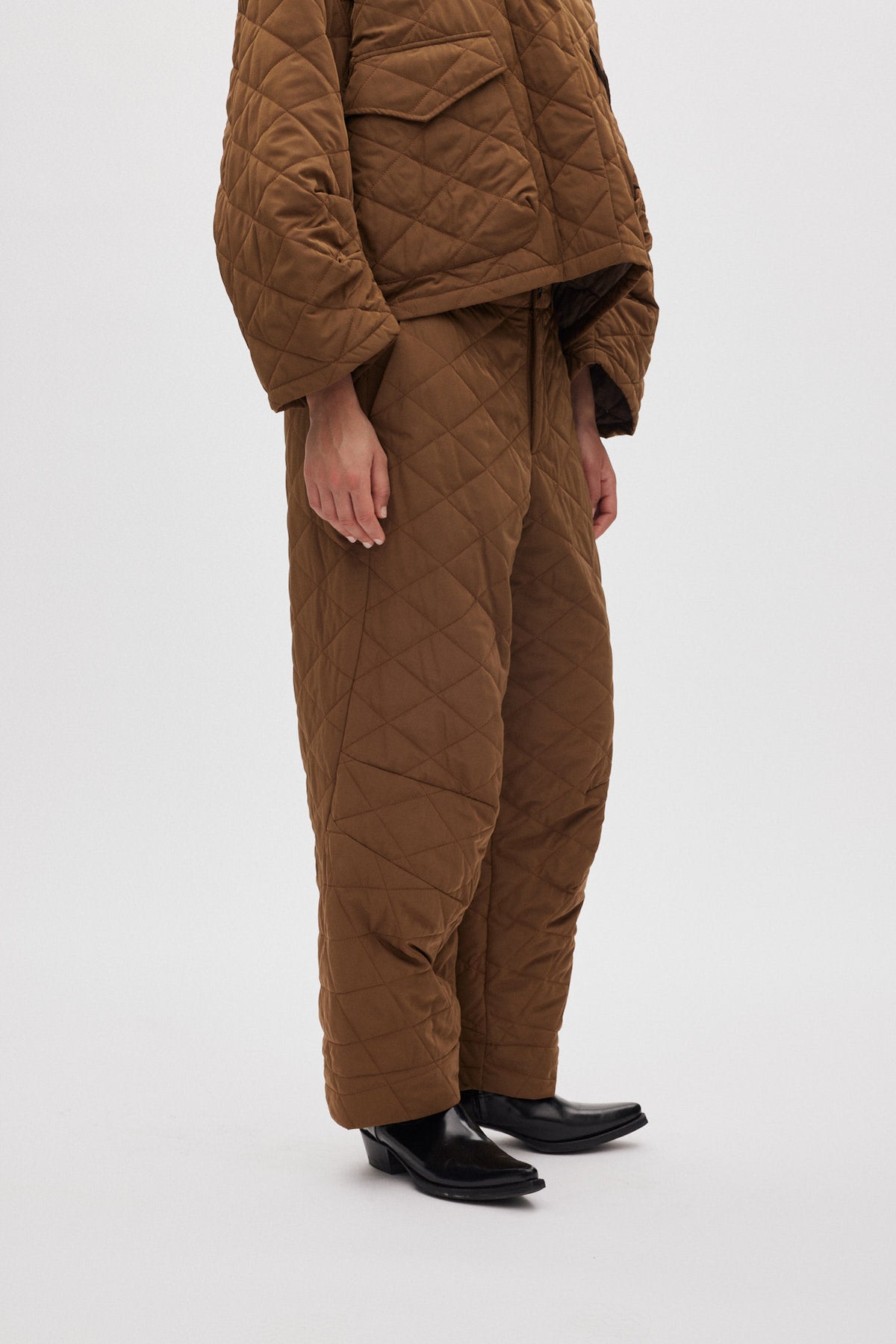 October - Tech quilt shaped pants I Chestnut 2 - Rabens Saloner - DK