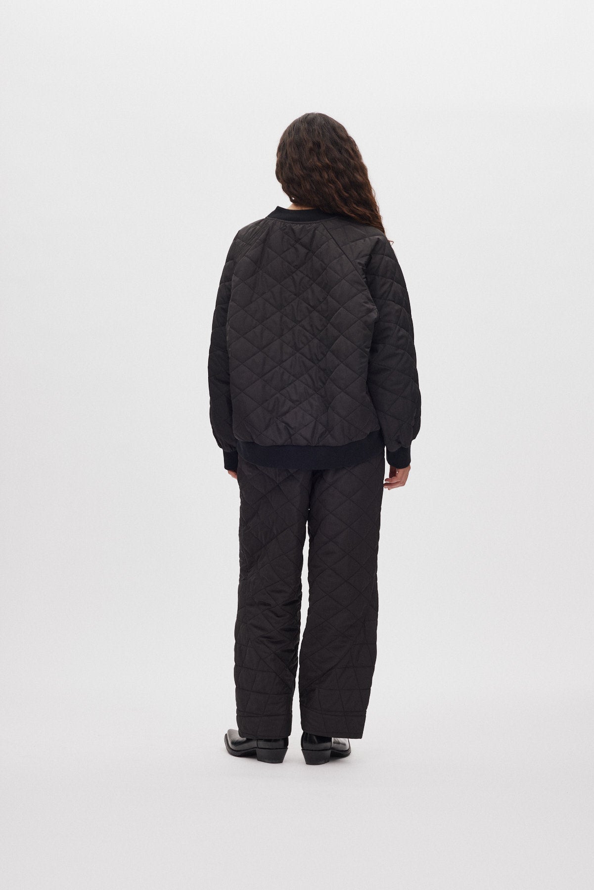 October - Tech quilt shaped pants I Black 3 - Rabens Saloner - DK