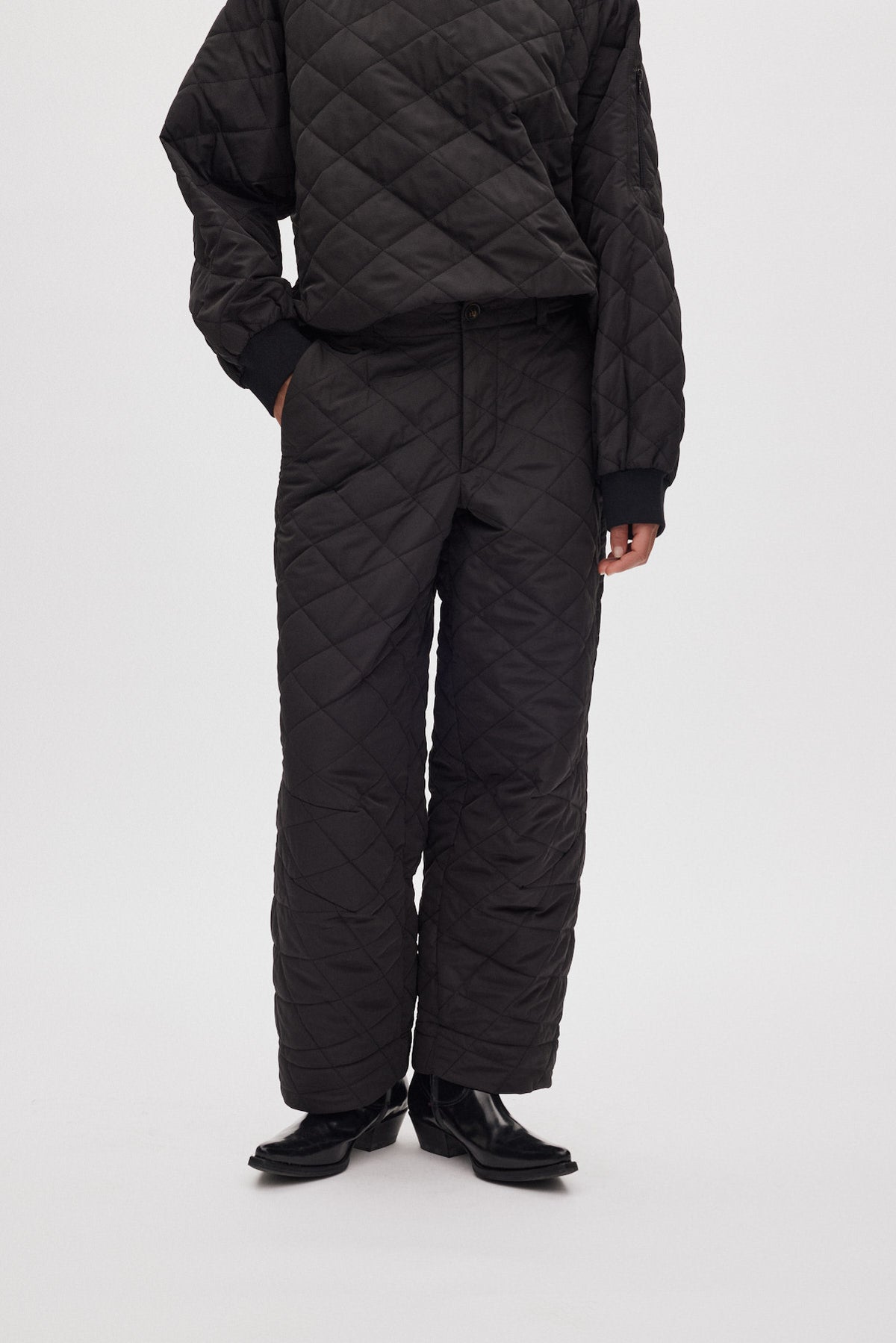 October - Tech quilt shaped pants I Black 2 - Rabens Saloner - DK
