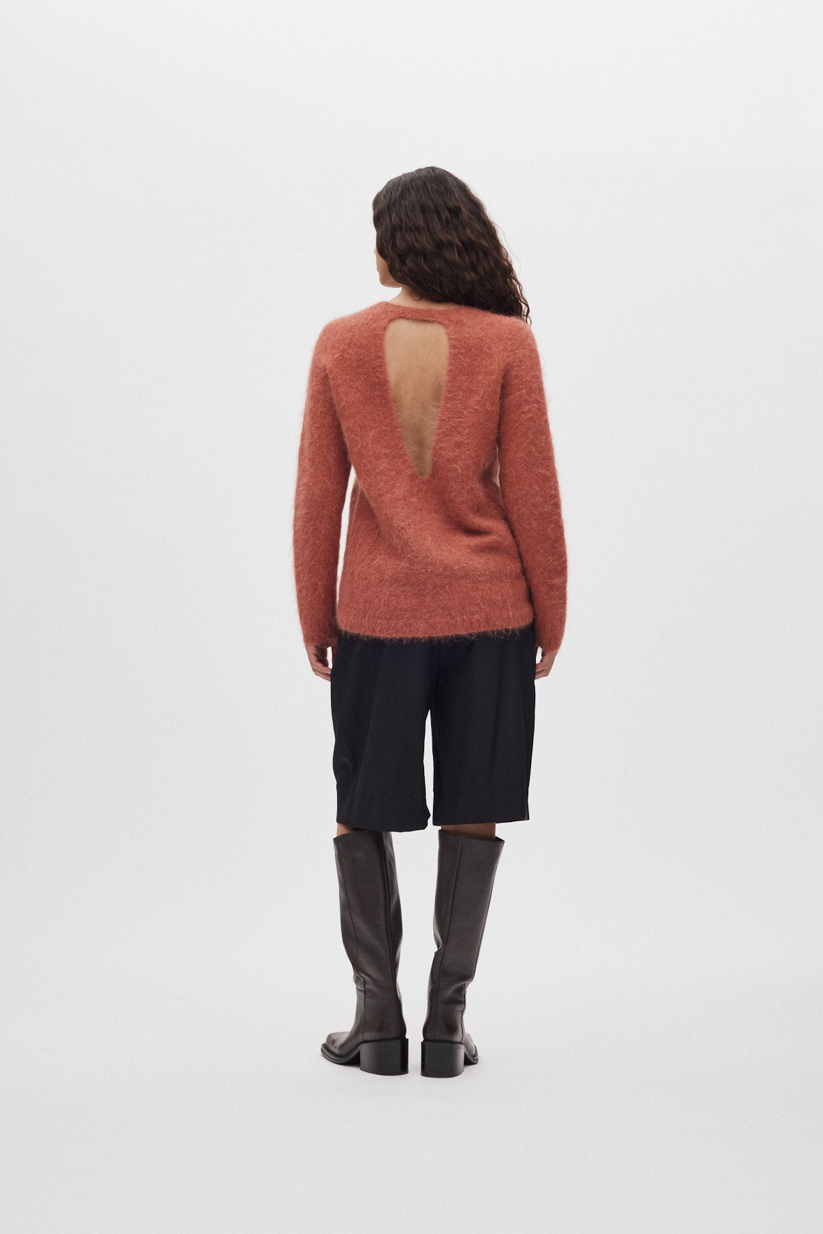 Dinea - Fluffy knit open back sweater I Redwood 2 - Rabens Saloner - DK
