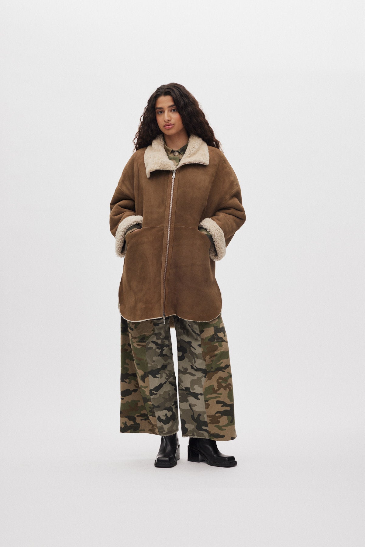 Ejsa - Shearling coat I Dark brown natural combo 1 - Rabens Saloner - DK