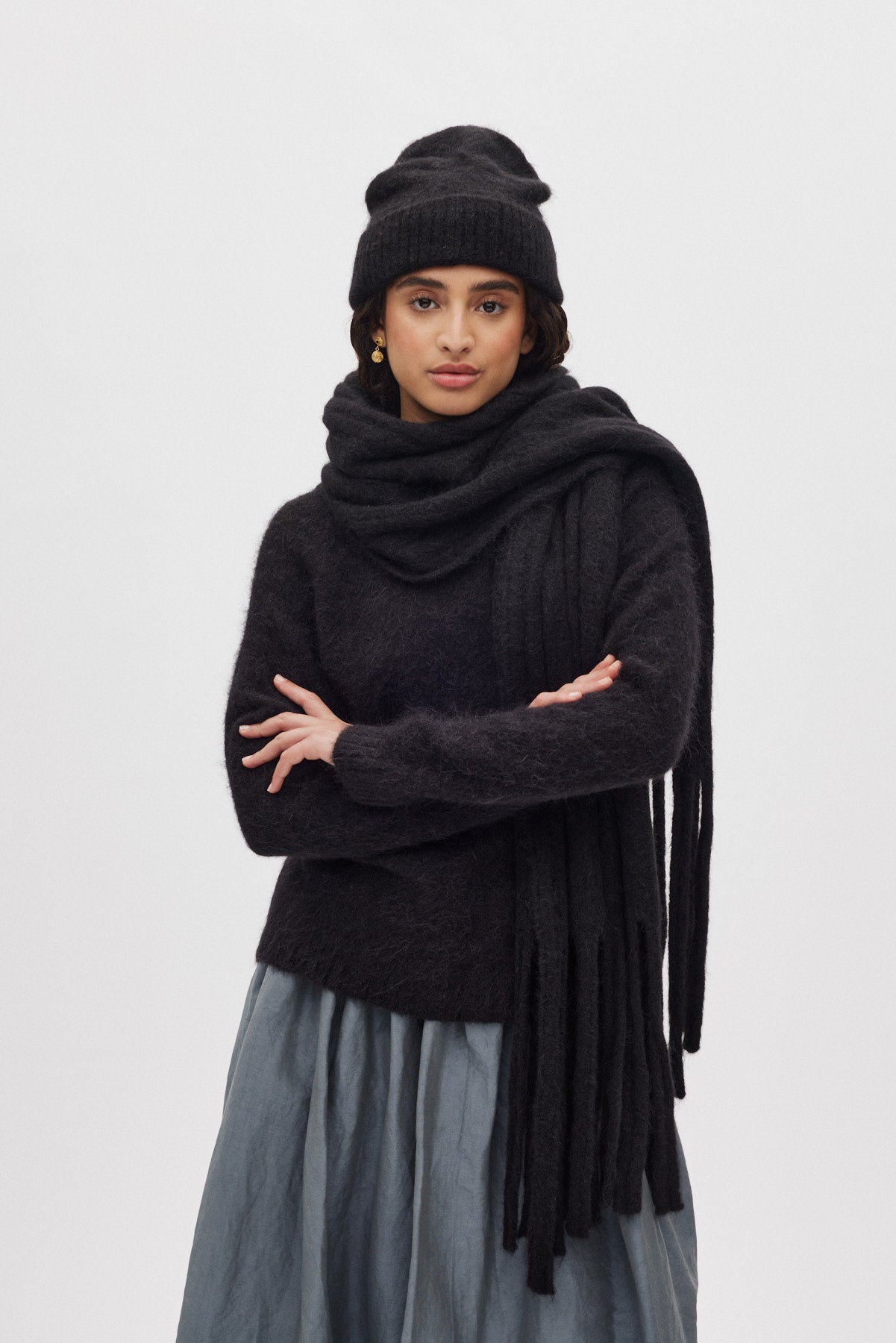 Emillia - Fluffy knit scarf I Black 1 - Rabens Saloner - DK