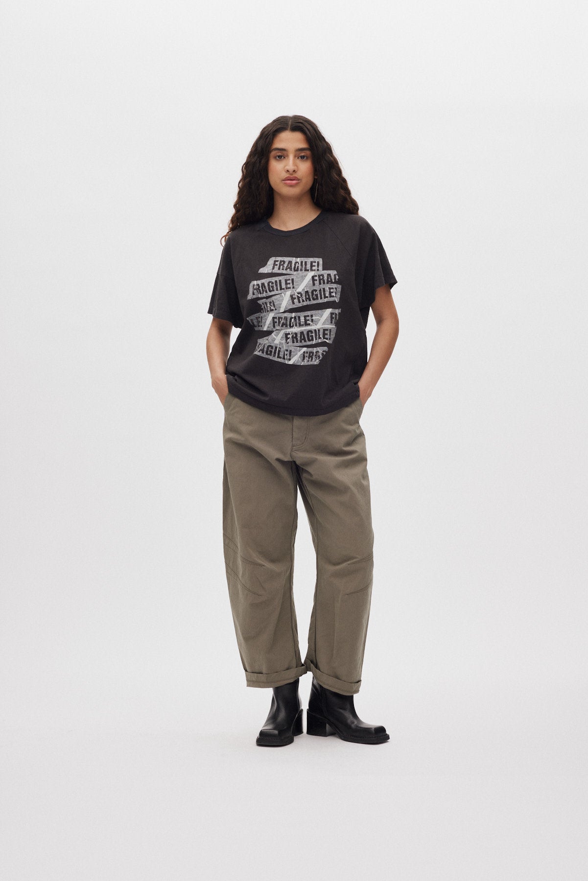 Ary - Fragile boxy t-shirt I Faded black 1 - Rabens Saloner - DK