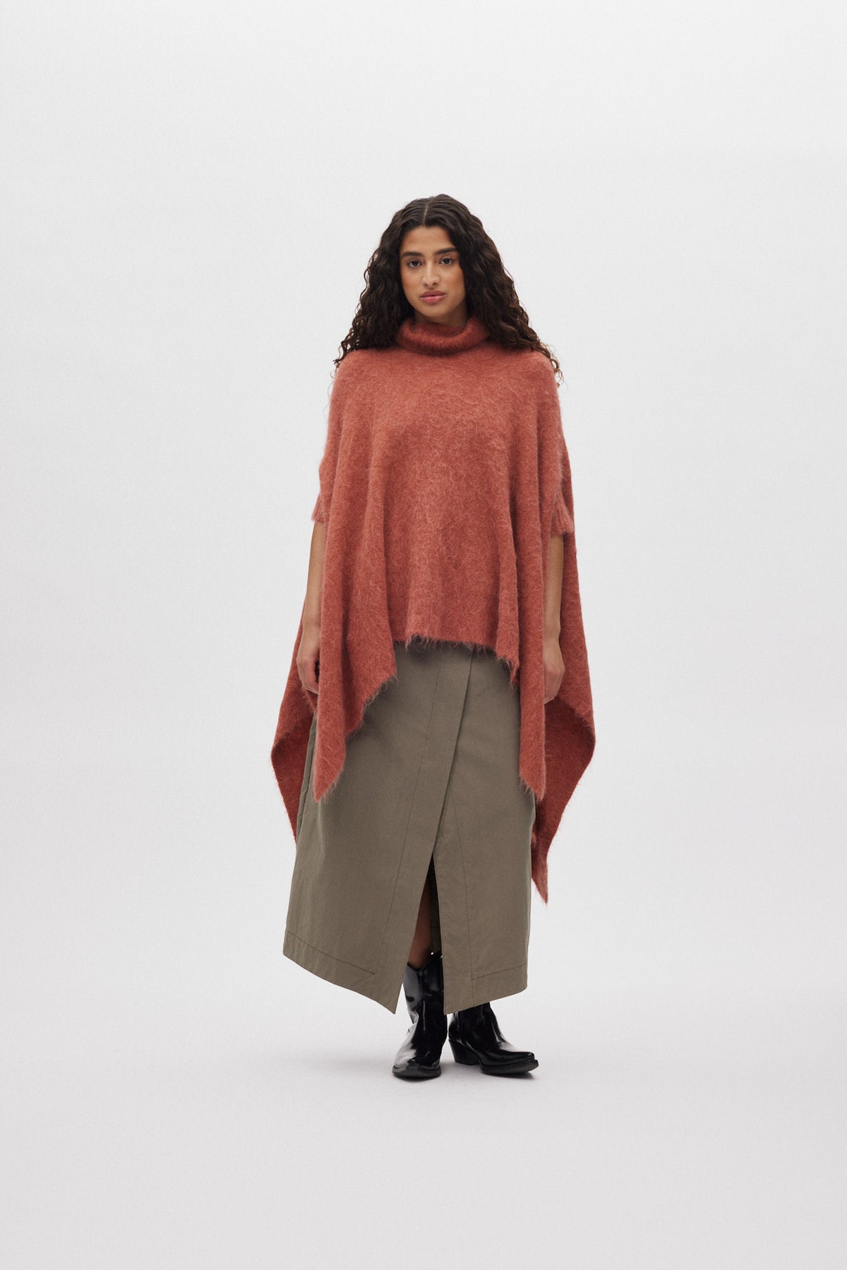 Dede - Fluffy knit poncho I Redwood 1 - Rabens Saloner - DK