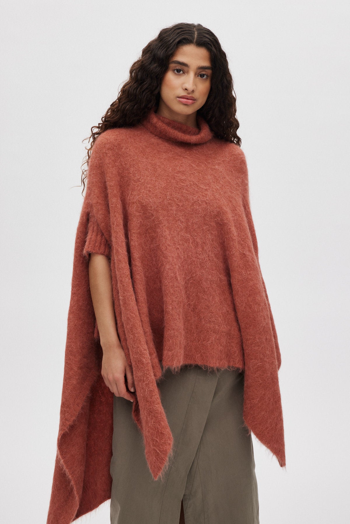 Dede - Fluffy knit poncho I Redwood 2 - Rabens Saloner - DK