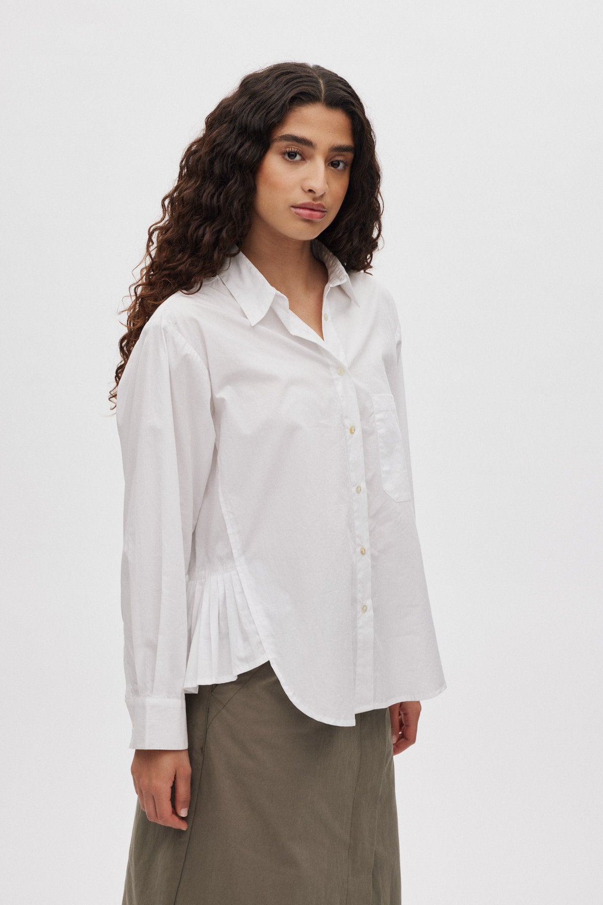 Djana - Poplin side gather shirt I White 4 - Rabens Saloner - DK