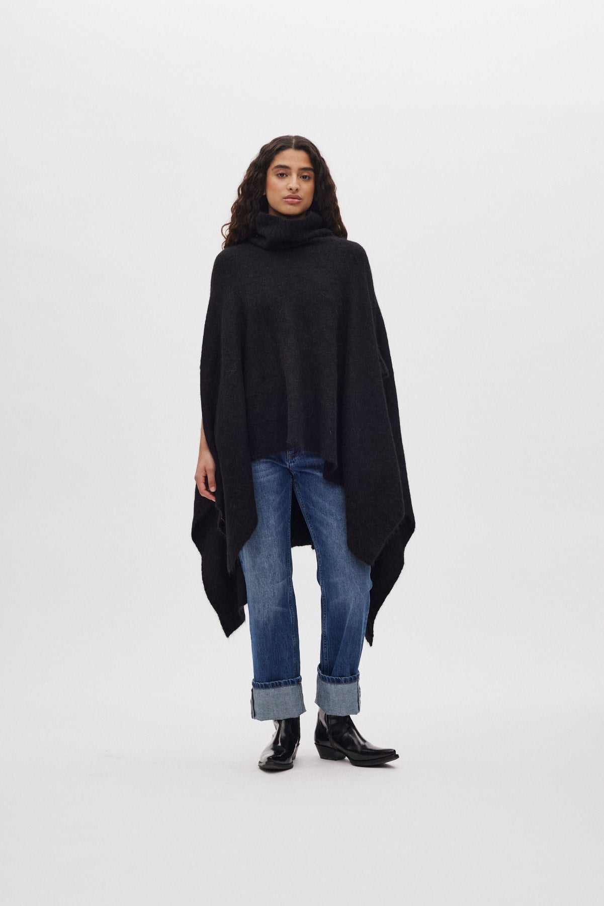 Dede - Fluffy knit poncho I Black 1 - Rabens Saloner - DK