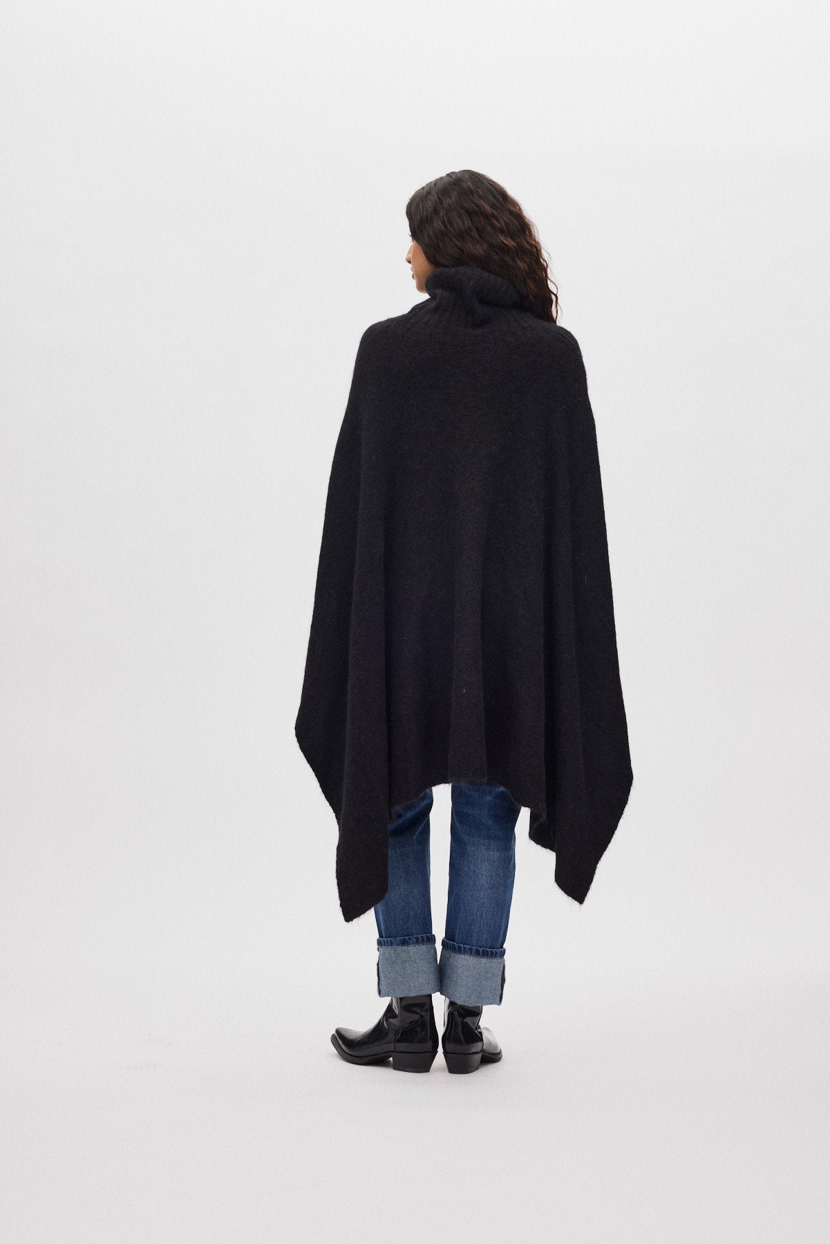 Dede - Fluffy knit poncho I Black 3 - Rabens Saloner - DK