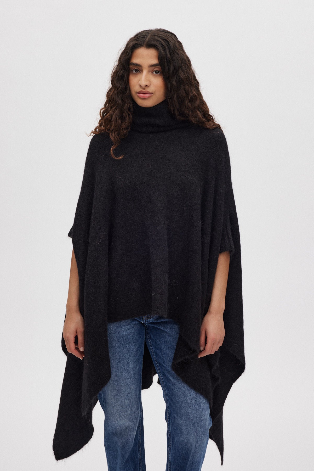 Dede - Fluffy knit poncho I Black 2 - Rabens Saloner - DK