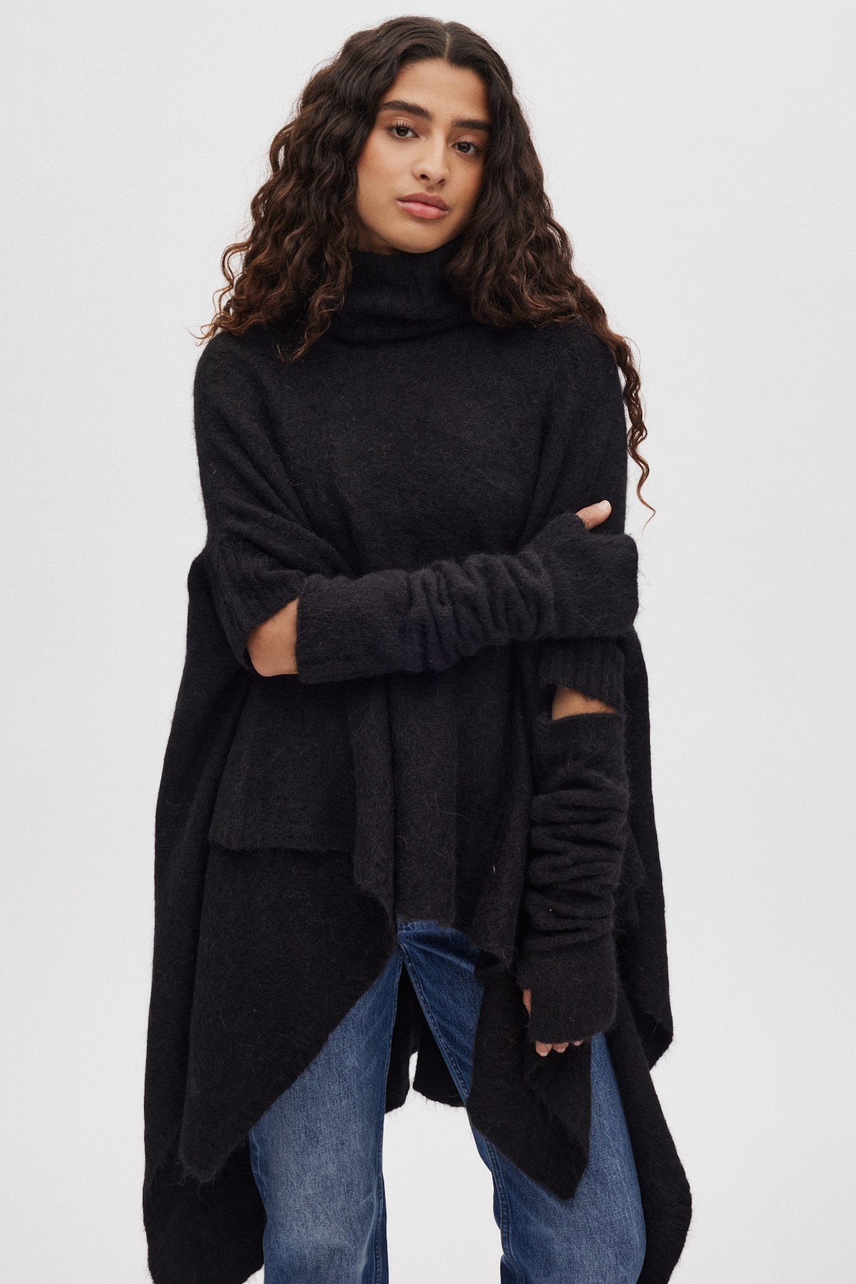 Dede - Fluffy knit poncho I Black 4 - Rabens Saloner - DK