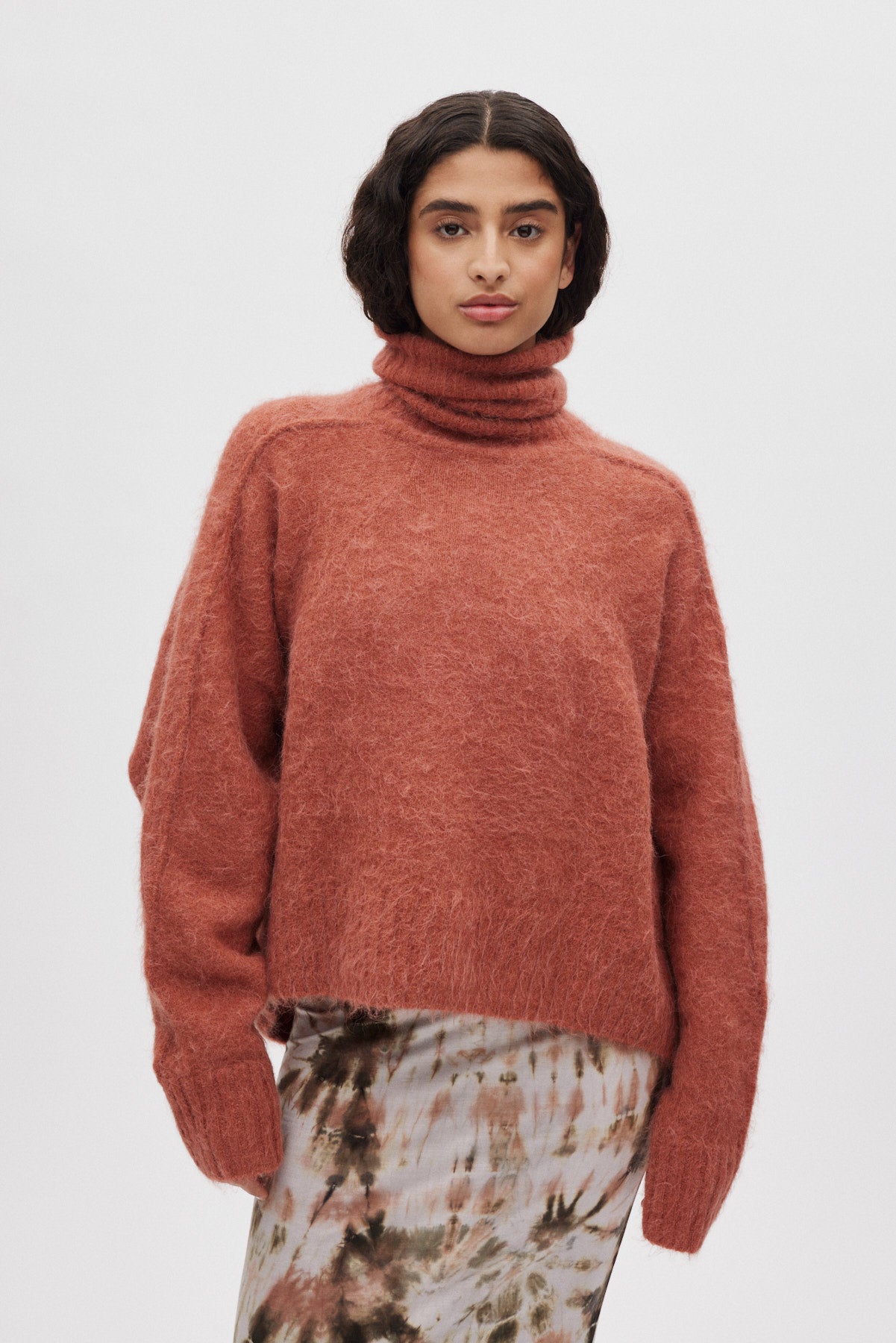 Mabeka - Fluffy knit funnel-neck sweater I Redwood 1 - Rabens Saloner - DK