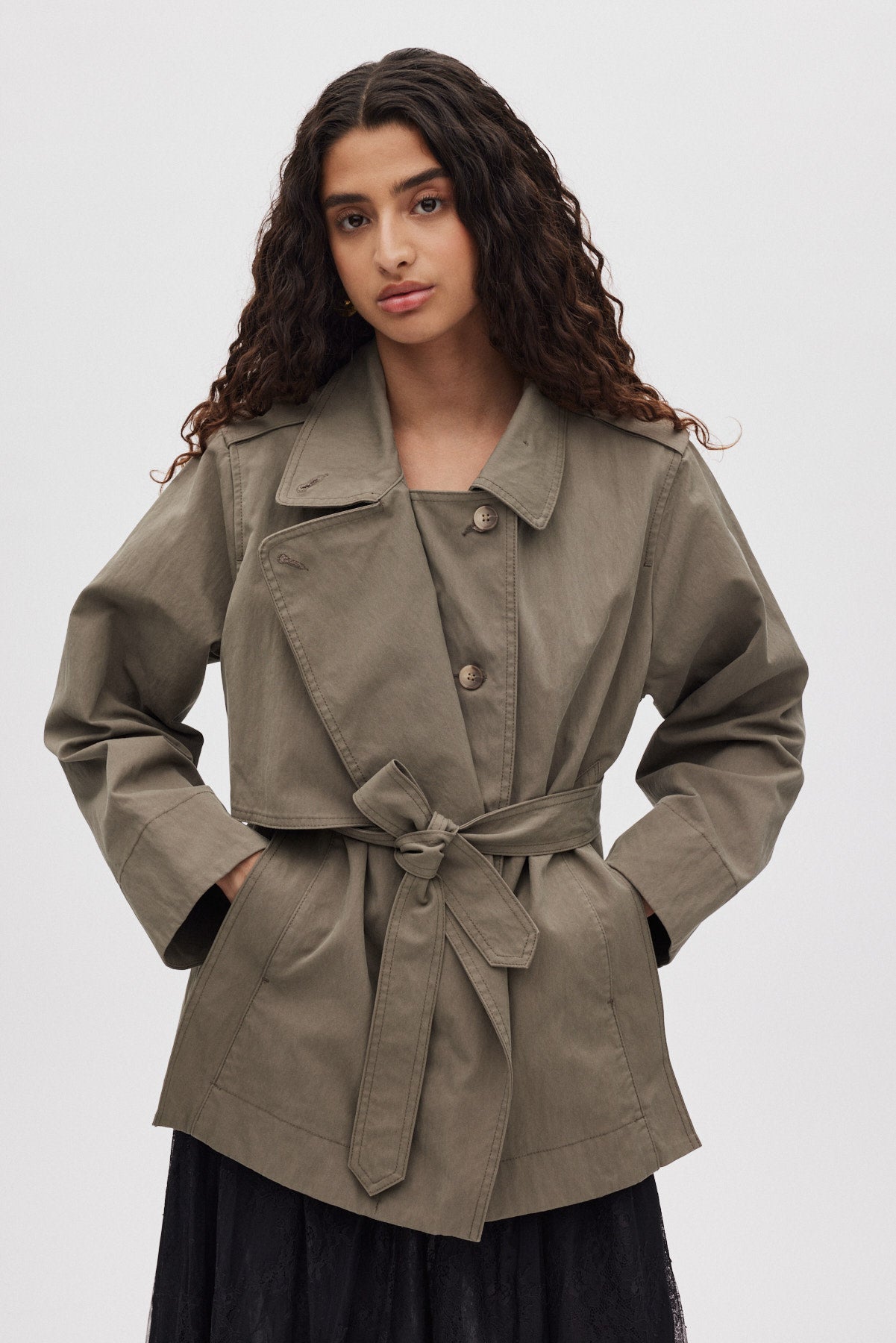 Nadira - Utility cropped trench jacket I Asphalt 1 - Rabens Saloner - DK