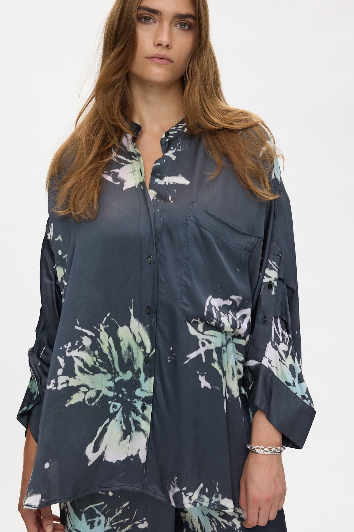 Bobbies short - Lumière oversize shirt I Iron grey 2 - Rabens Saloner - DK