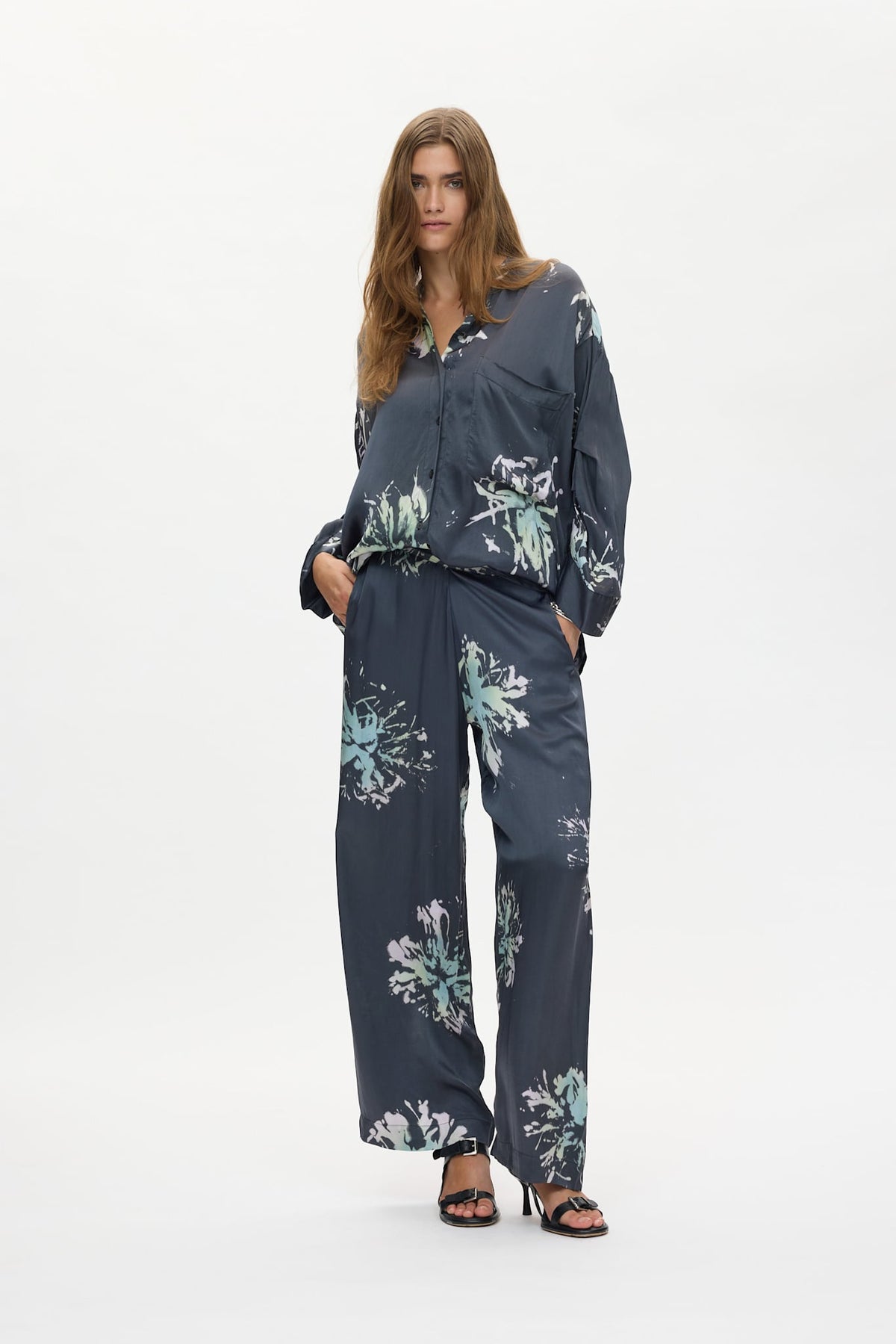 Bobbies short - Lumière oversize shirt I Iron grey 1 - Rabens Saloner - DK