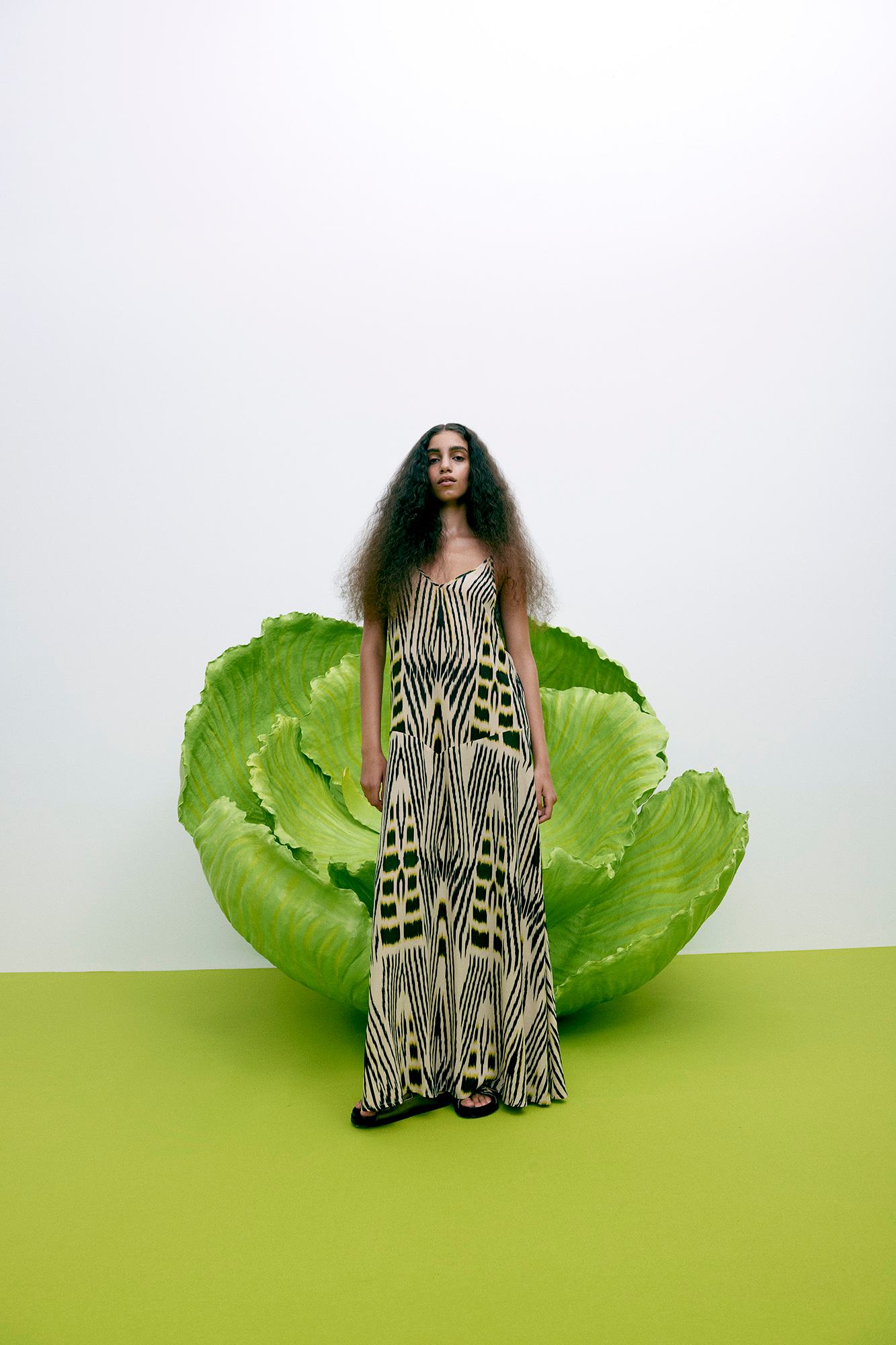 Annebeth - Ikat V-dress I Citrus black dark beige 8 - Rabens Saloner - DK