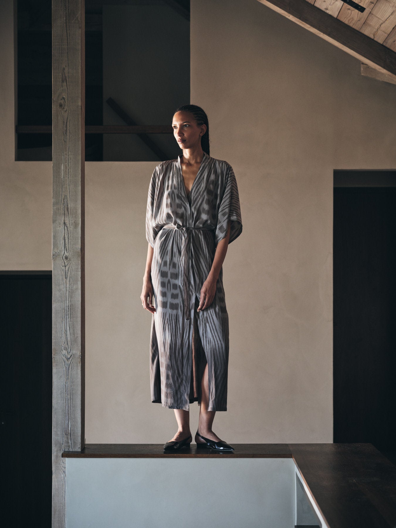 Alesandra - Ombre ikat kimono dress I Asphalt combo 13 - Rabens Saloner - DK