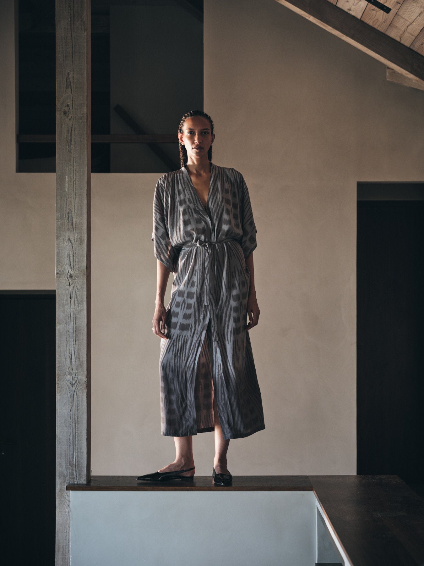 Alesandra - Ombre ikat kimono dress I Asphalt combo 14 - Rabens Saloner - DK