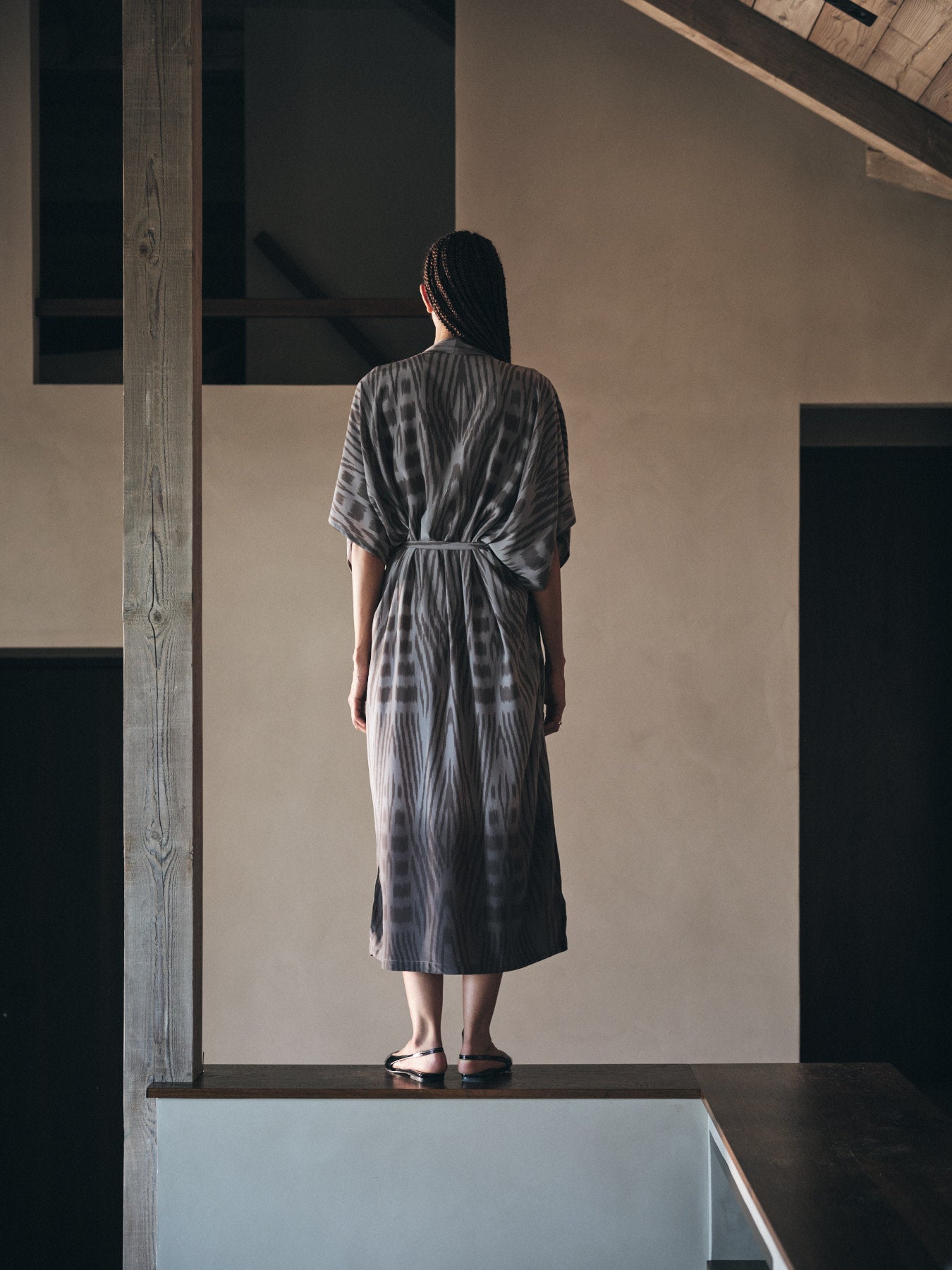 Alesandra - Ombre ikat kimono dress I Asphalt combo 15 - Rabens Saloner - DK