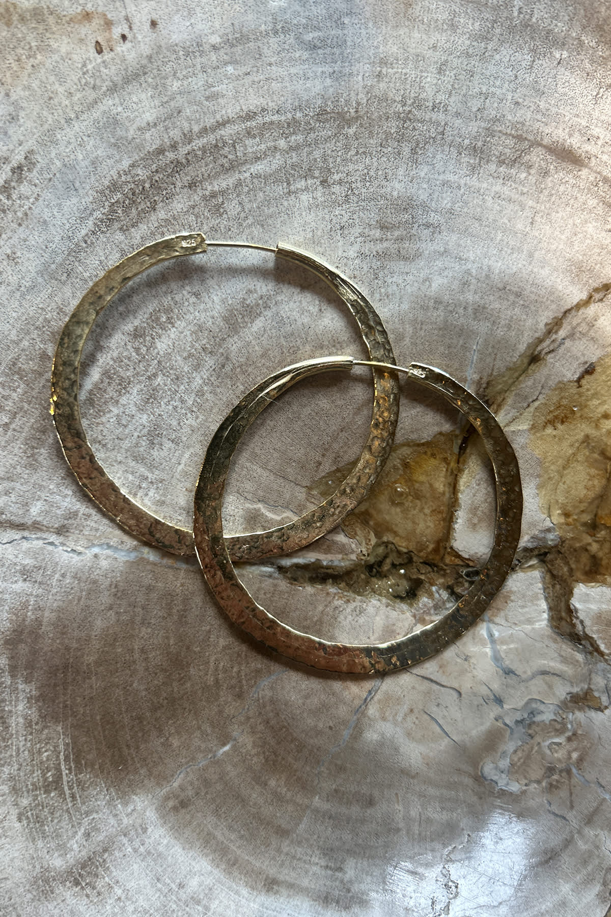 Gold Plated Hammered Hoop M - Nafsu I Gold Gold 1 - Rabens Saloner - DK